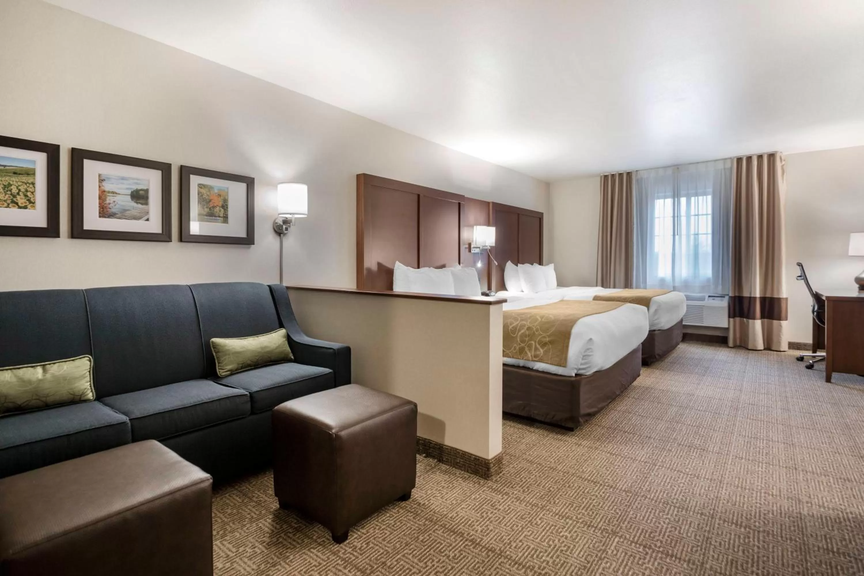 Photo of the whole room, Bed in Comfort Suites at Par 4 Resort