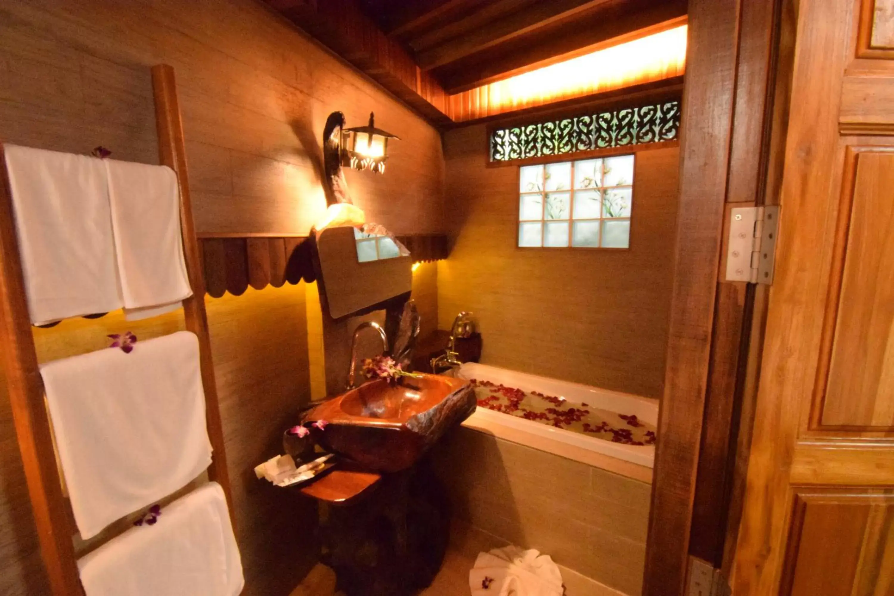 Bathroom in Baan Habeebee Resort