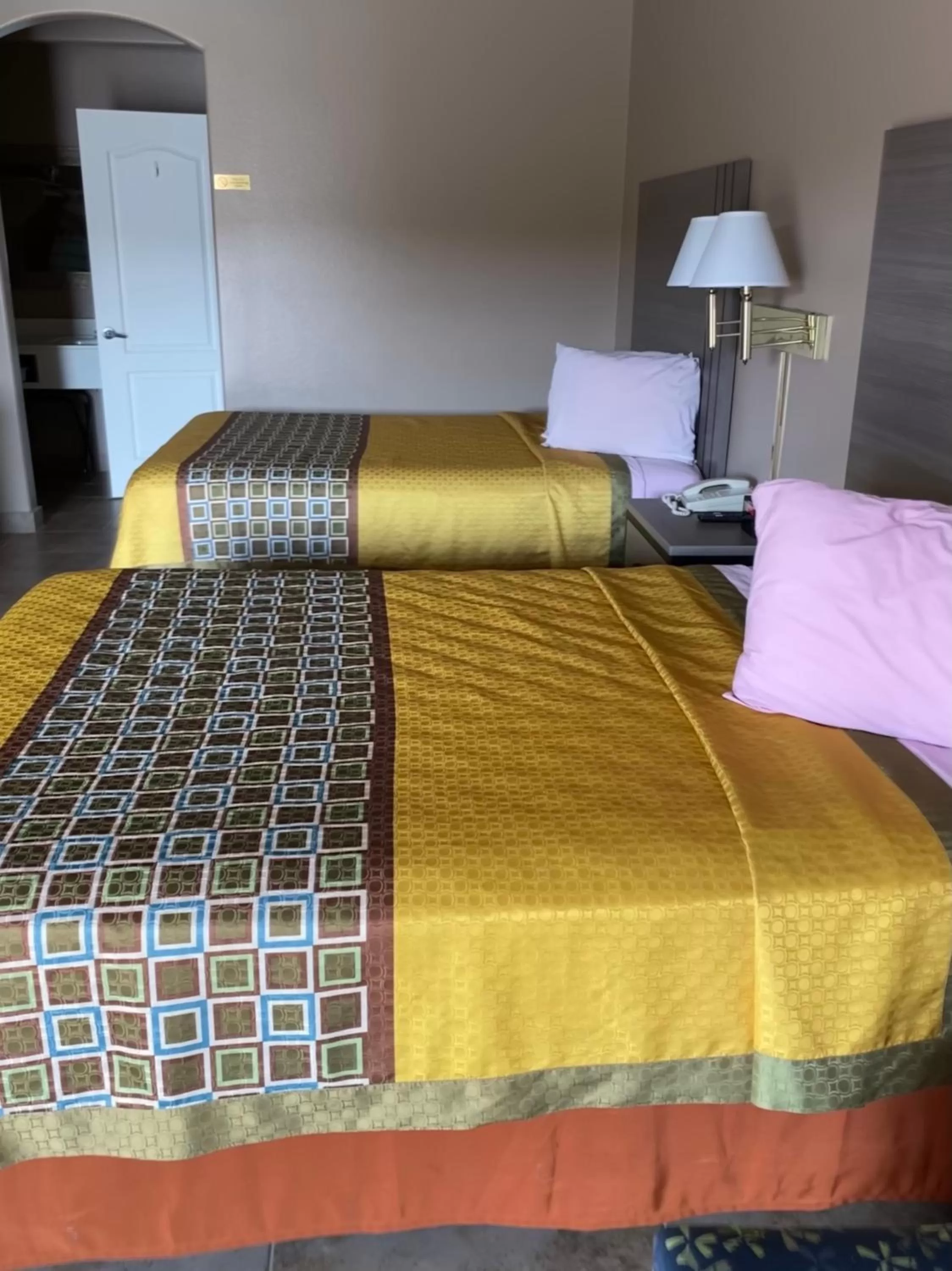 Bed in Los Fresnos Inn and Suites