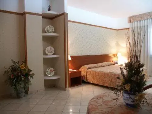 Seating area, Bed in Hotel Leonessa