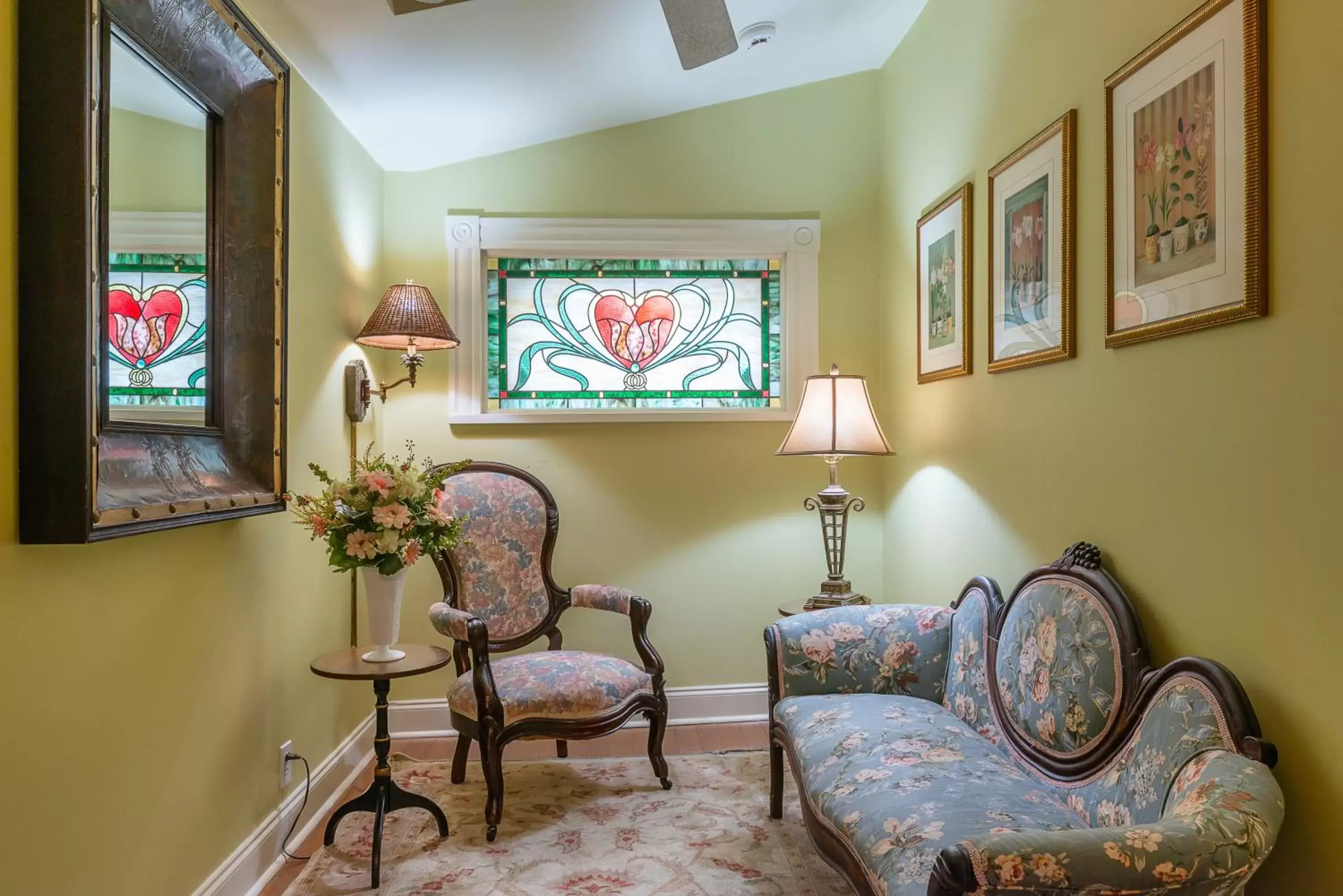 Seating Area in Cedar House Inn