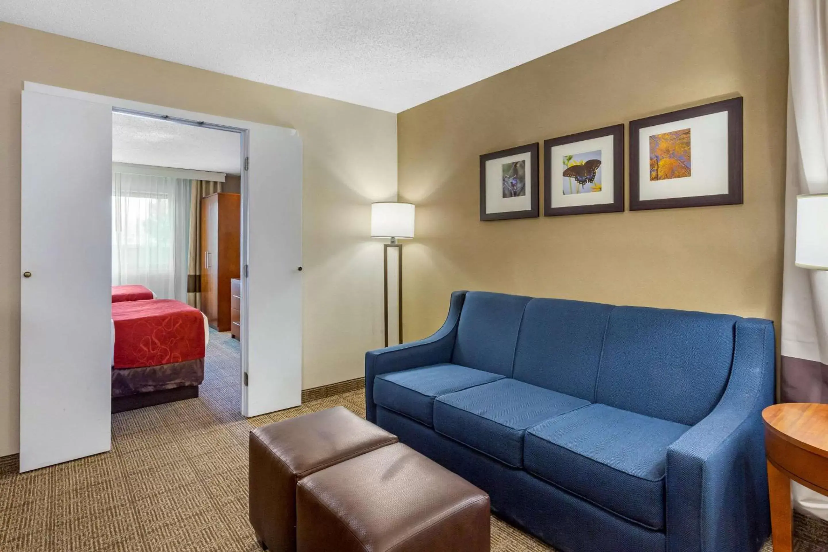 Bedroom, Seating Area in Comfort Suites Oakbrook Terrace near Oakbrook Center