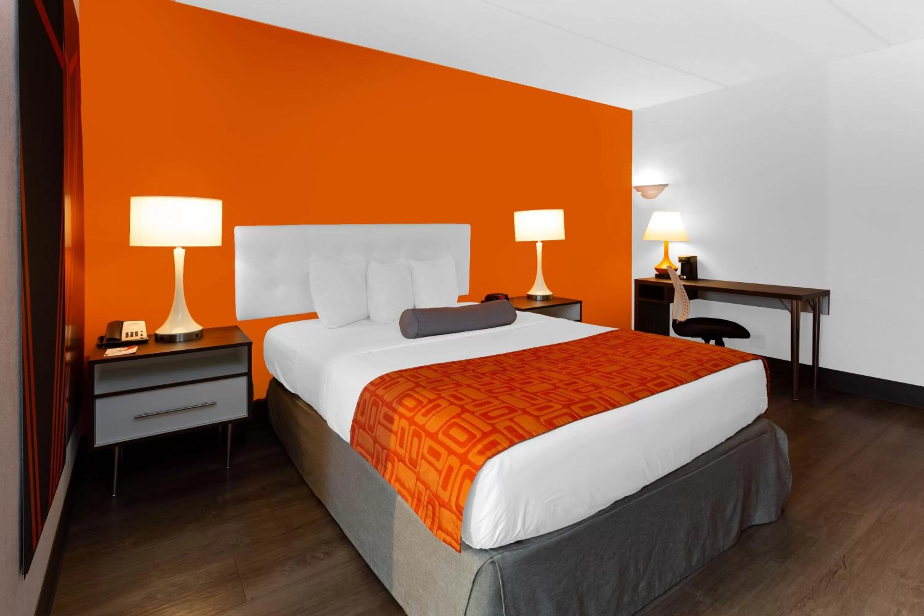 Bed in Howard Johnson by Wyndham Waukegan Great Lakes