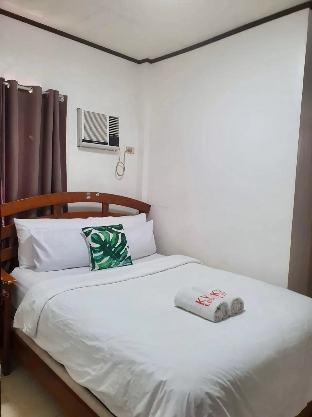 Bed in Kalis Viewpoint Lodge Coron