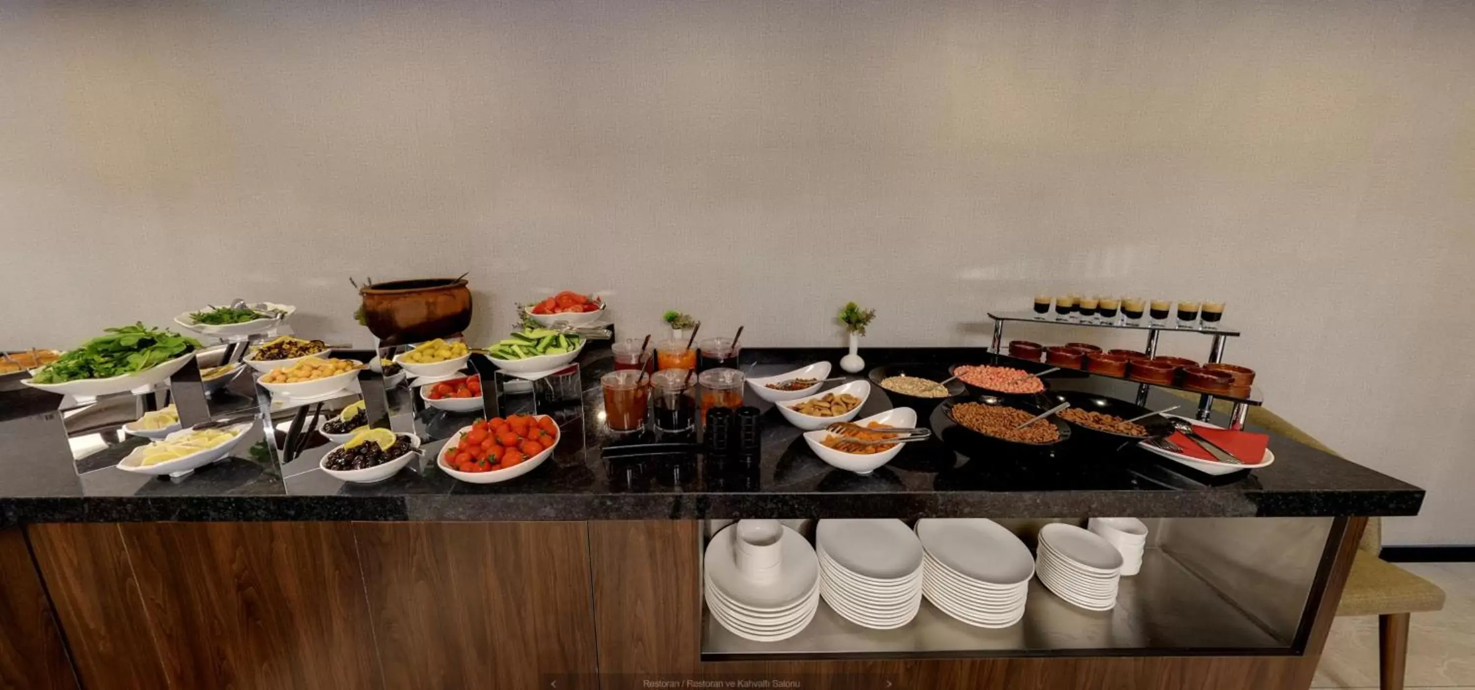 Buffet breakfast, Food in Leo Suites