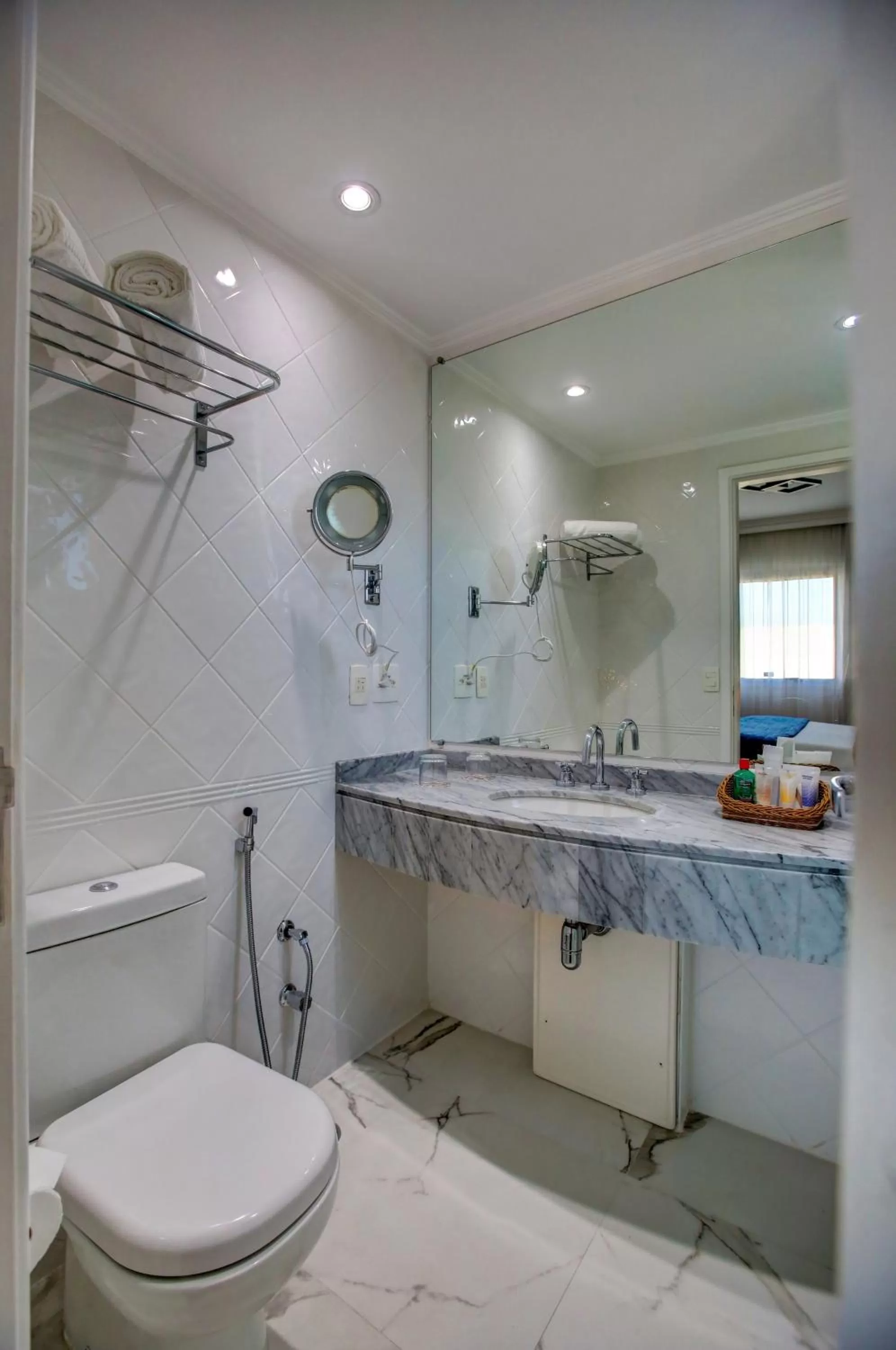 Toilet in Quality Suítes Oscar Freire