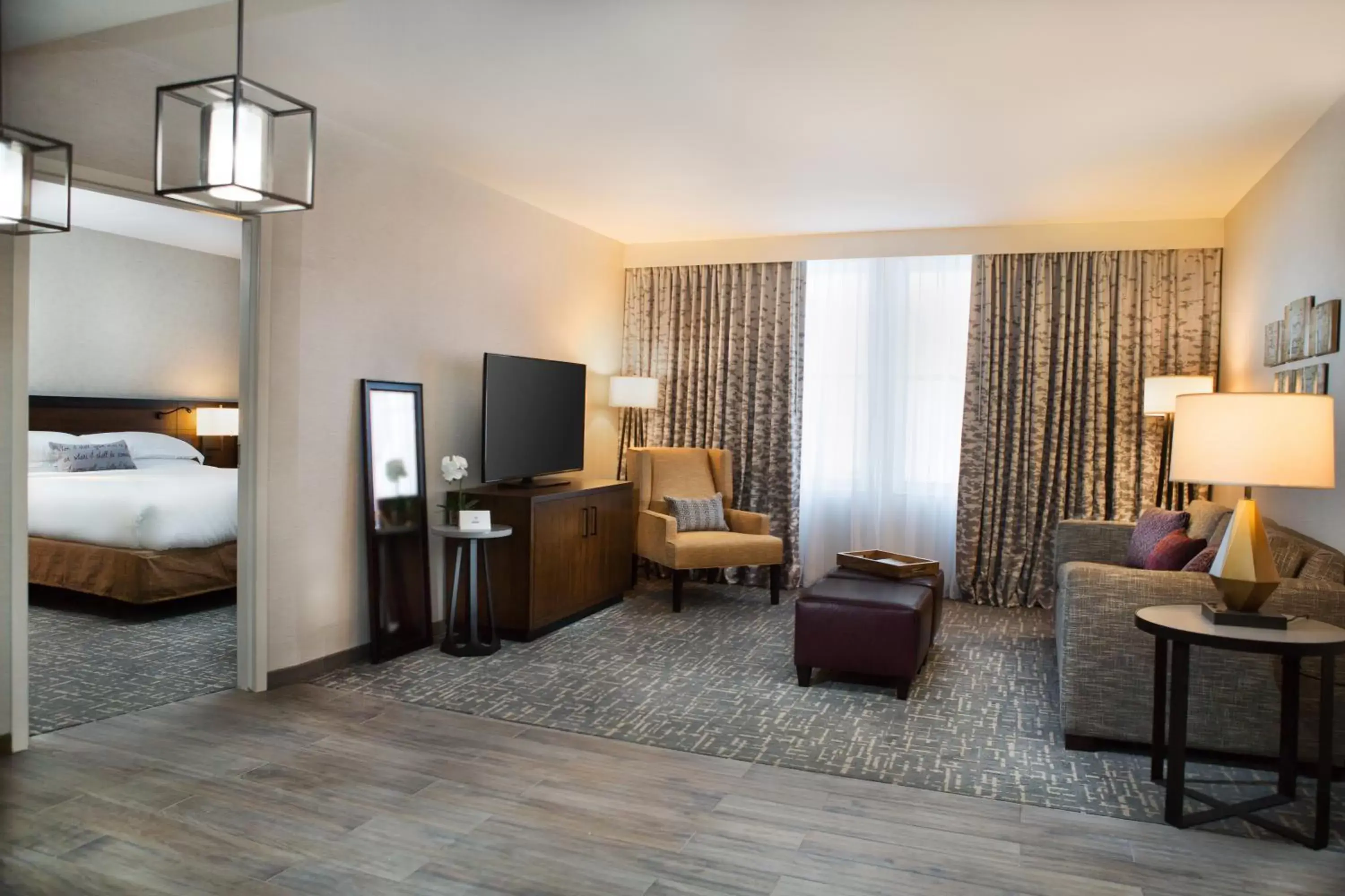 Kitchen or kitchenette, TV/Entertainment Center in Hotel Madison & Shenandoah Conference Ctr.