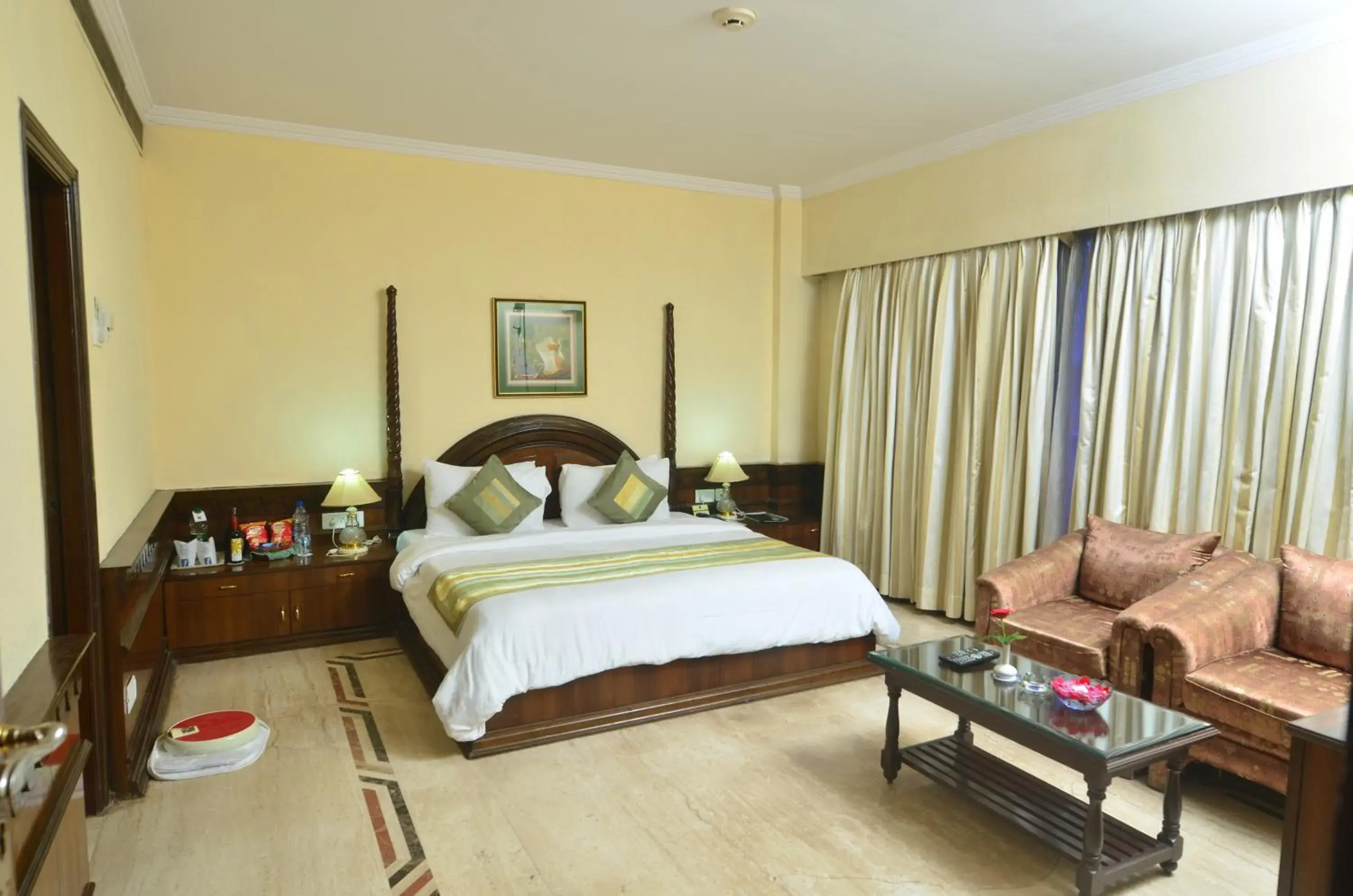 Bedroom, Bed in Empires Hotel