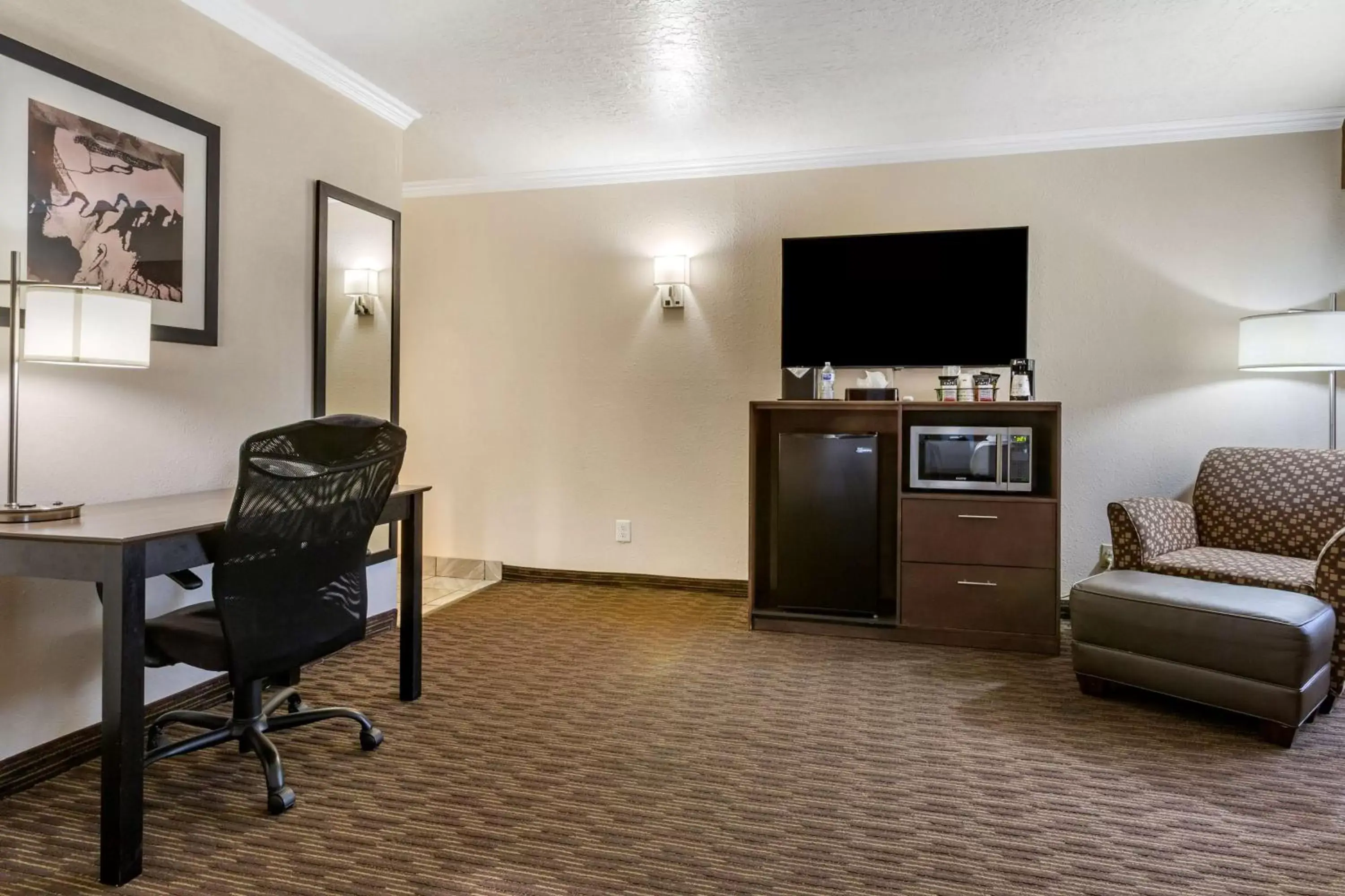 Photo of the whole room, TV/Entertainment Center in Best Western Airport Albuquerque InnSuites Hotel & Suites