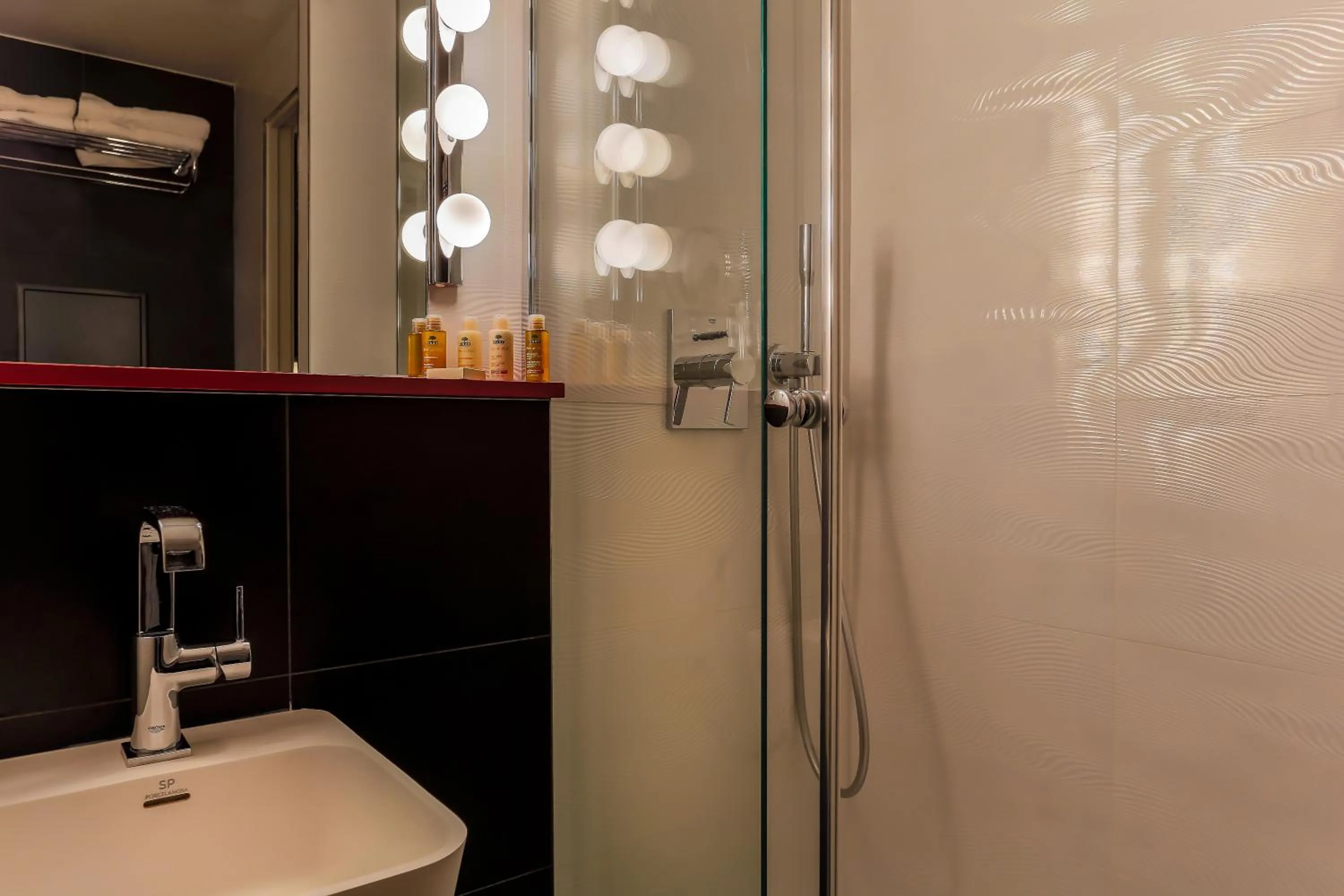 Bathroom in Hôtel La Parizienne - Proche Montparnasse