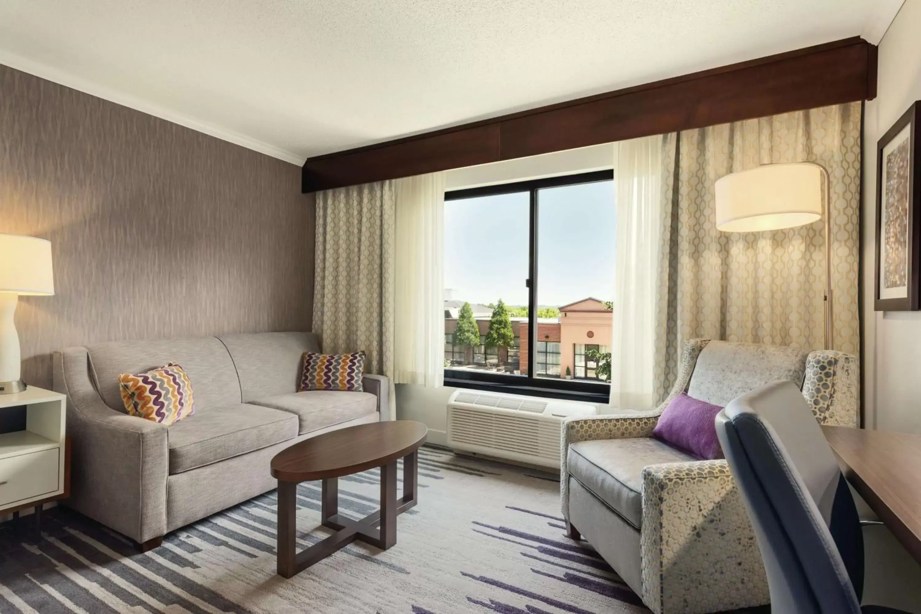 Living room, Seating Area in DoubleTree by Hilton Milwaukee/Brookfield