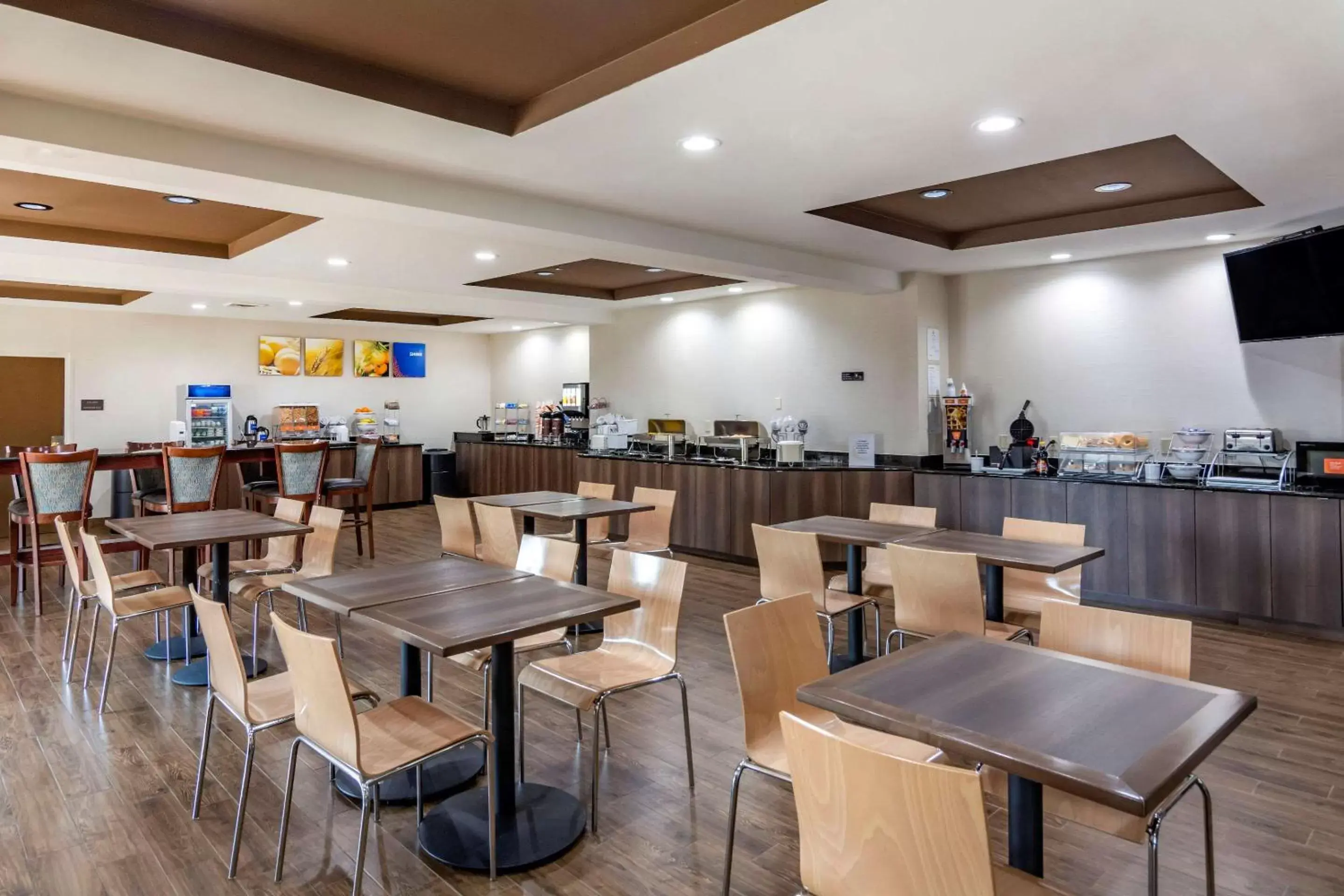 Restaurant/Places to Eat in Comfort Suites Southpark
