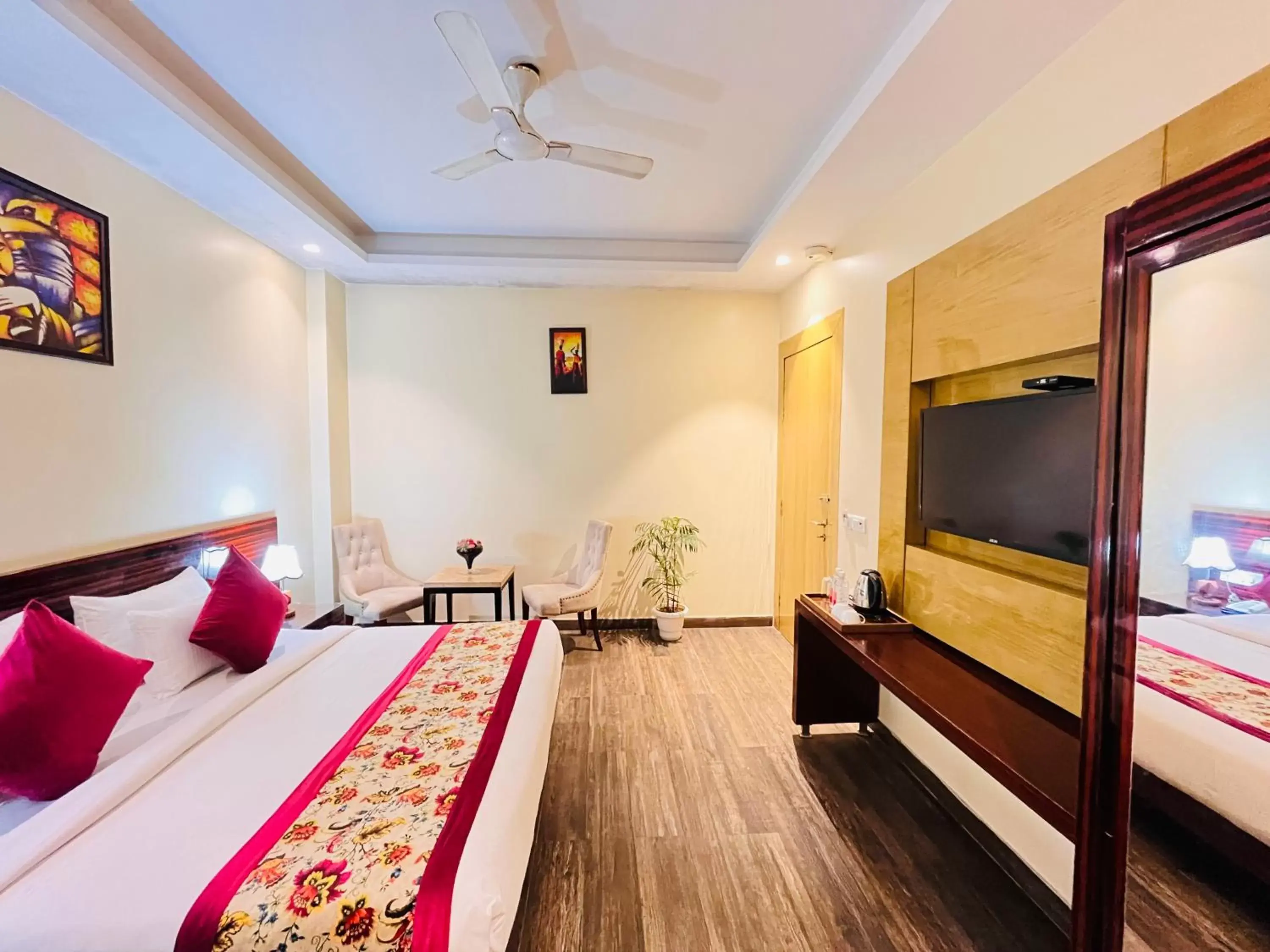 Communal lounge/ TV room, Bed in Hotel Banz - Near Delhi International Airport