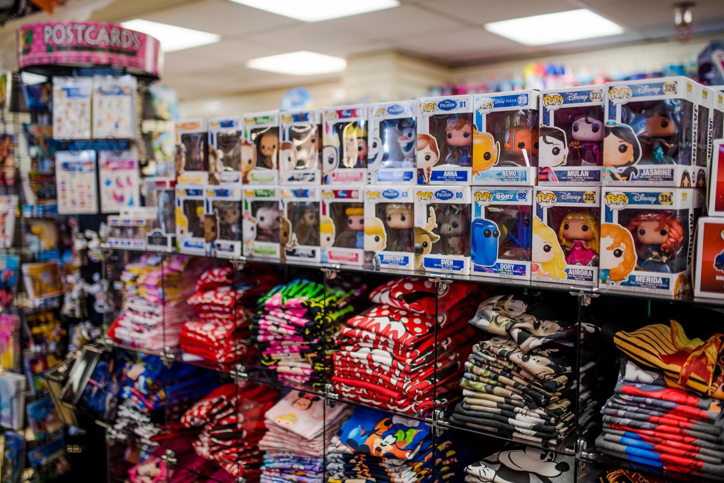 On-site shops in Howard Johnson by Wyndham Anaheim Hotel and Water Playground