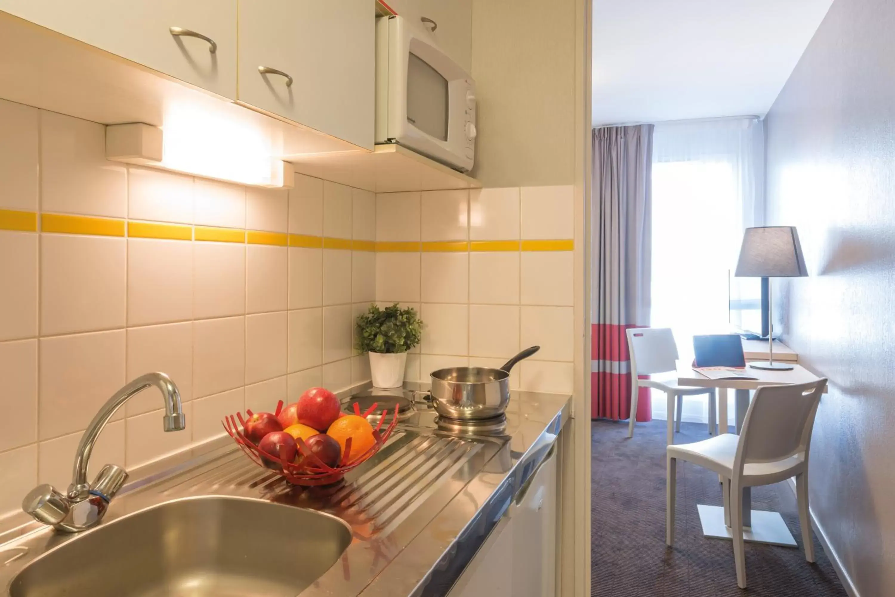 Kitchen or kitchenette, Kitchen/Kitchenette in Appart'City Classic Nantes Quais de Loire