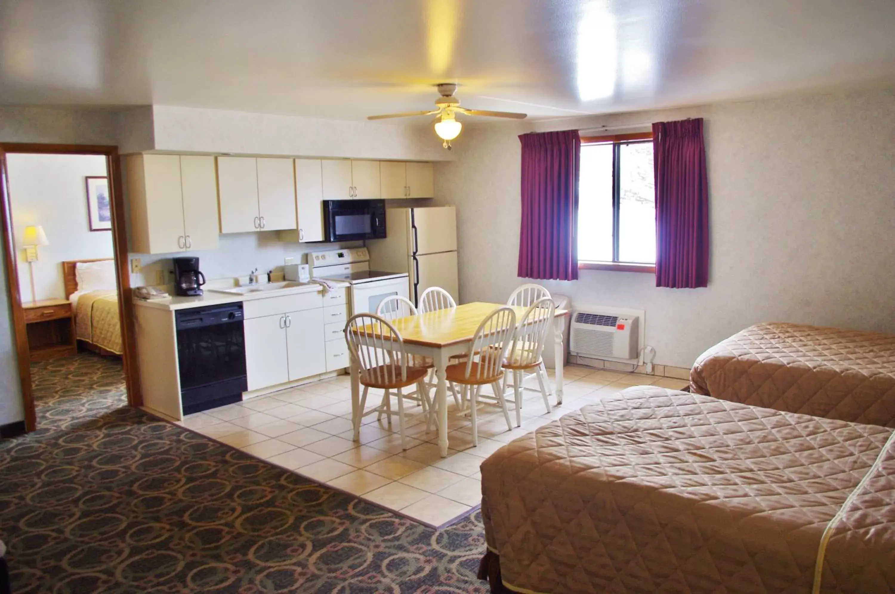 Bed, Kitchen/Kitchenette in Glenwood Springs Cedar Lodge