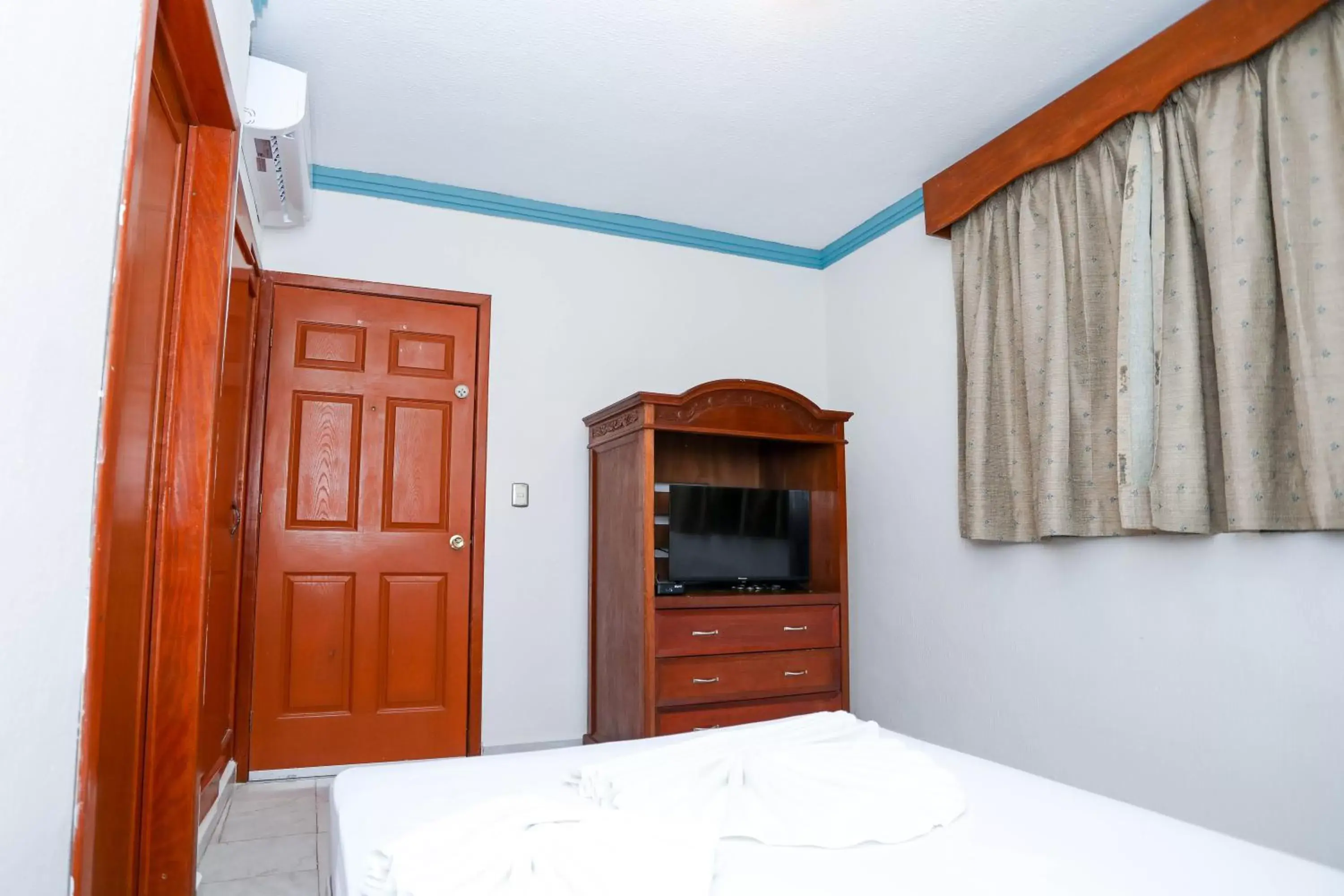 wardrobe, Bed in Hotel Avenida Cancun