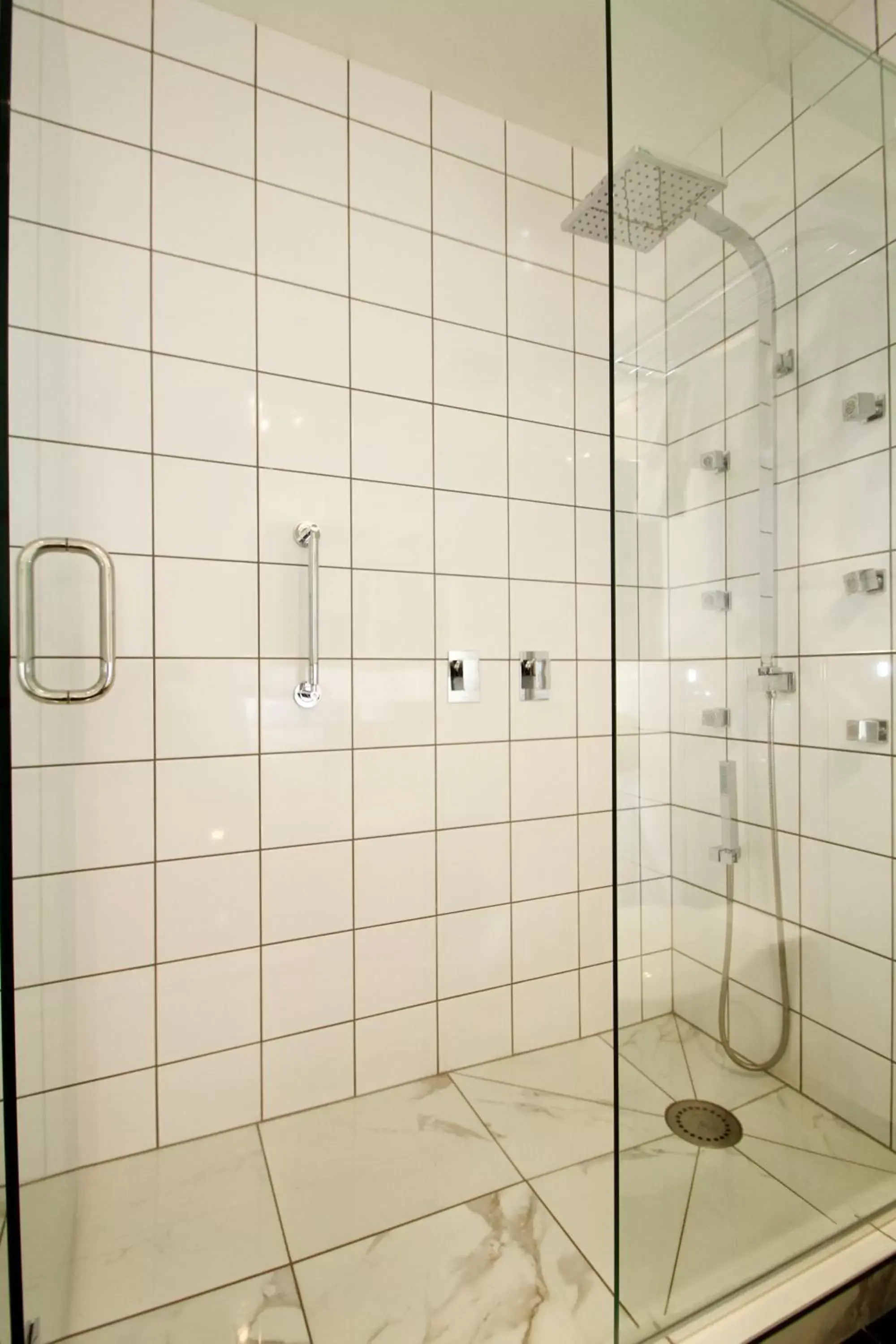 Shower, Bathroom in Tides Hotel