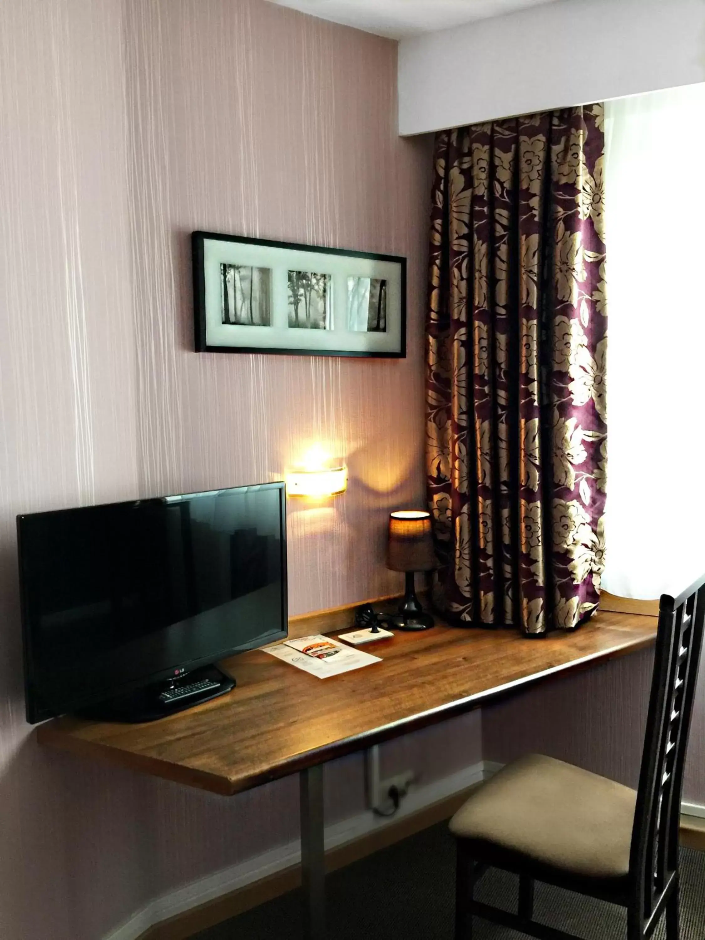 Seating area, TV/Entertainment Center in Hotel Saint-Aignan