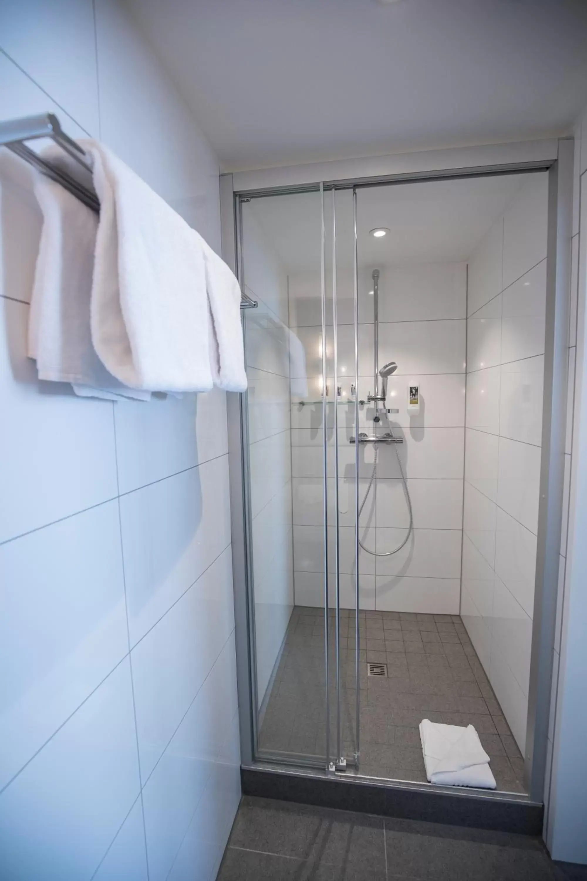 Shower, Bathroom in Hotel Mercure Graz City