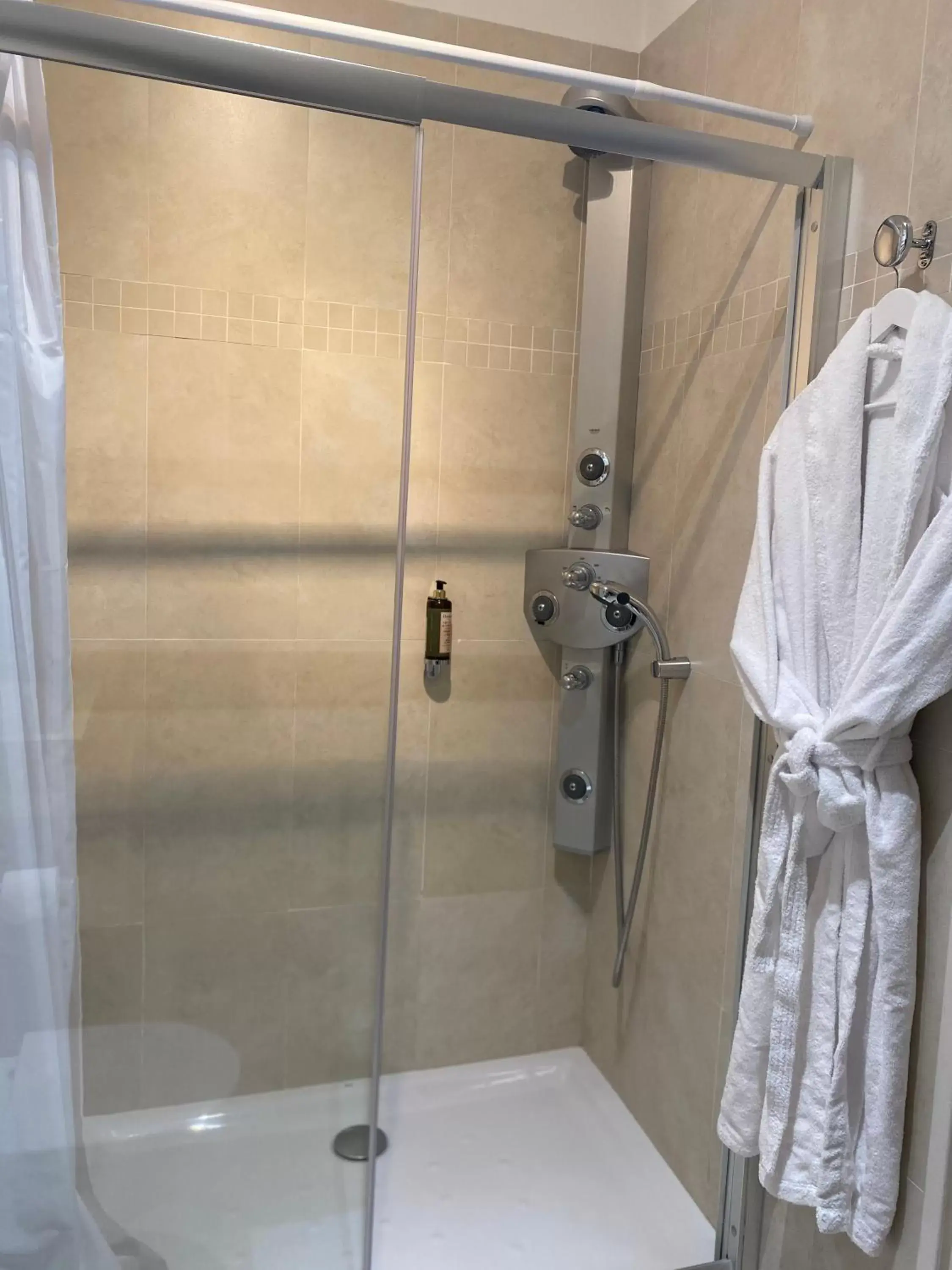 Shower, Bathroom in Villa d'Estelle