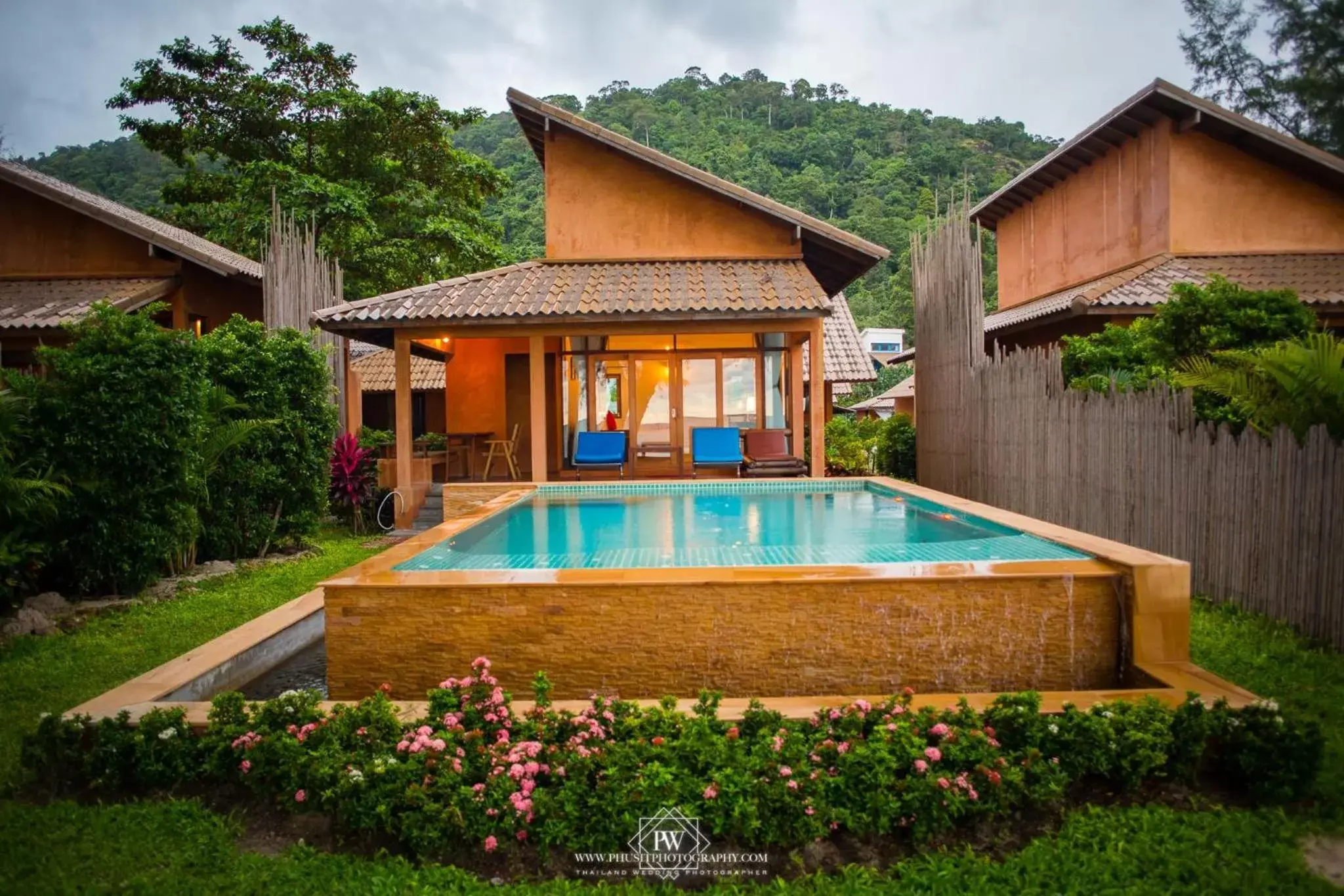 Property building, Swimming Pool in Flora I Talay