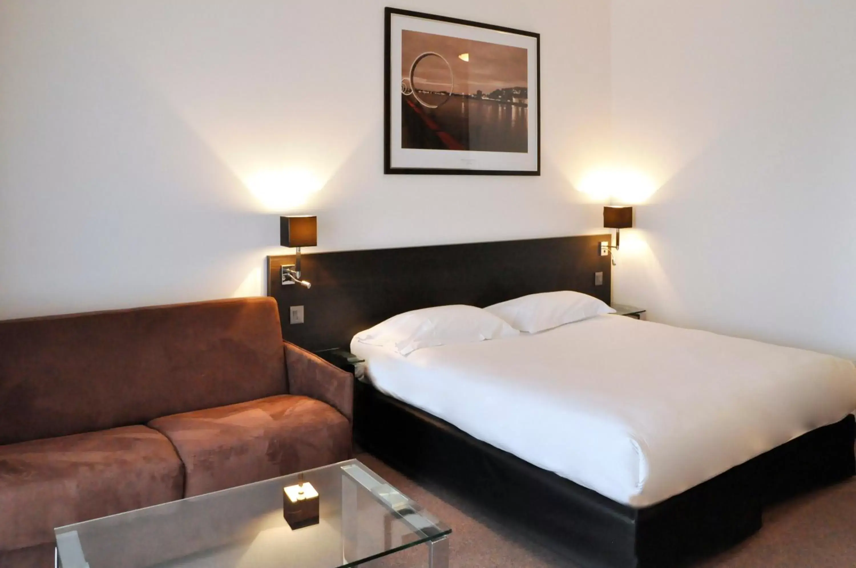 Bedroom, Bed in Golden Tulip Nantes Carquefou Suite