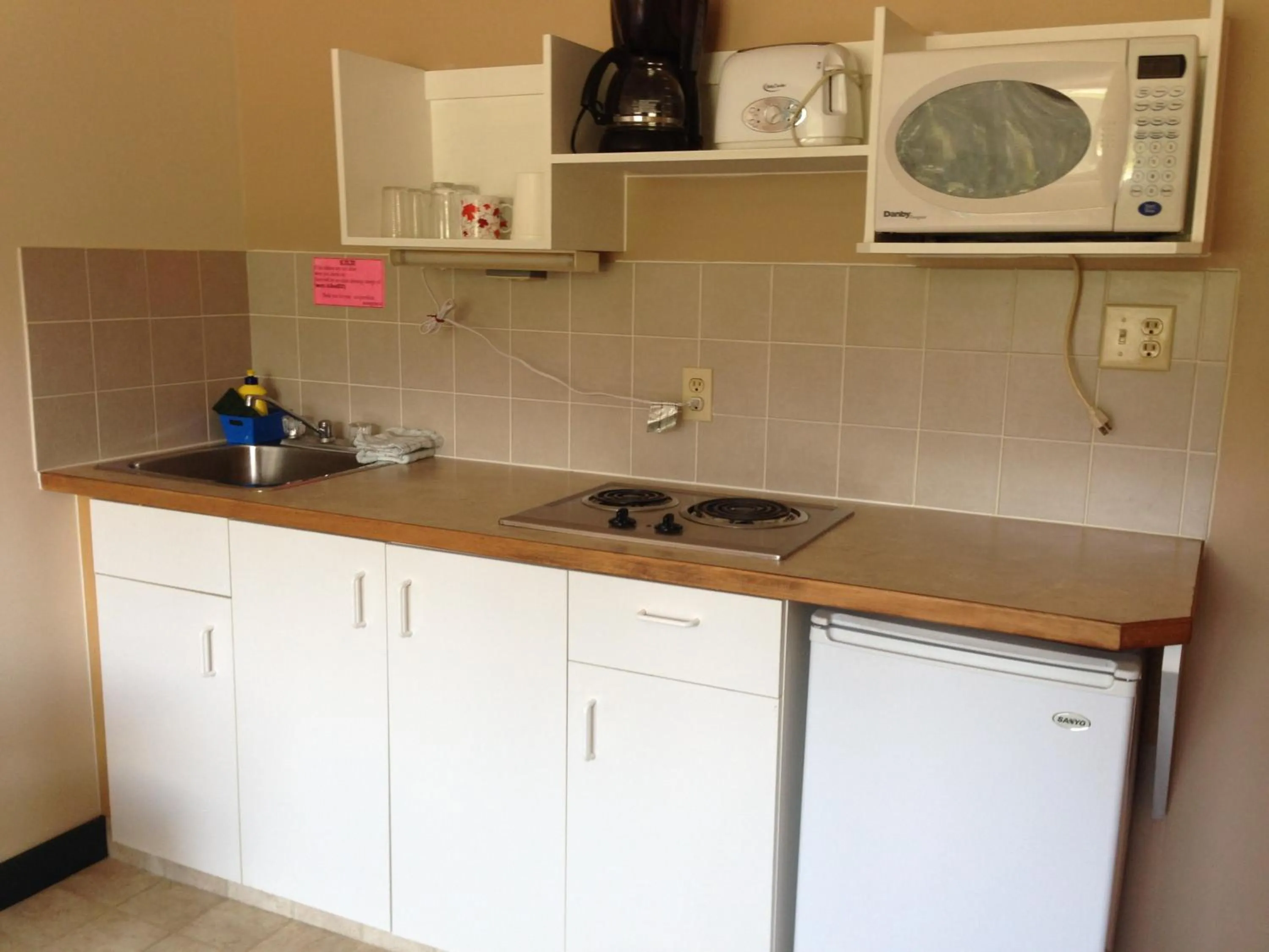 Kitchen or kitchenette in Sundre Motor Inn