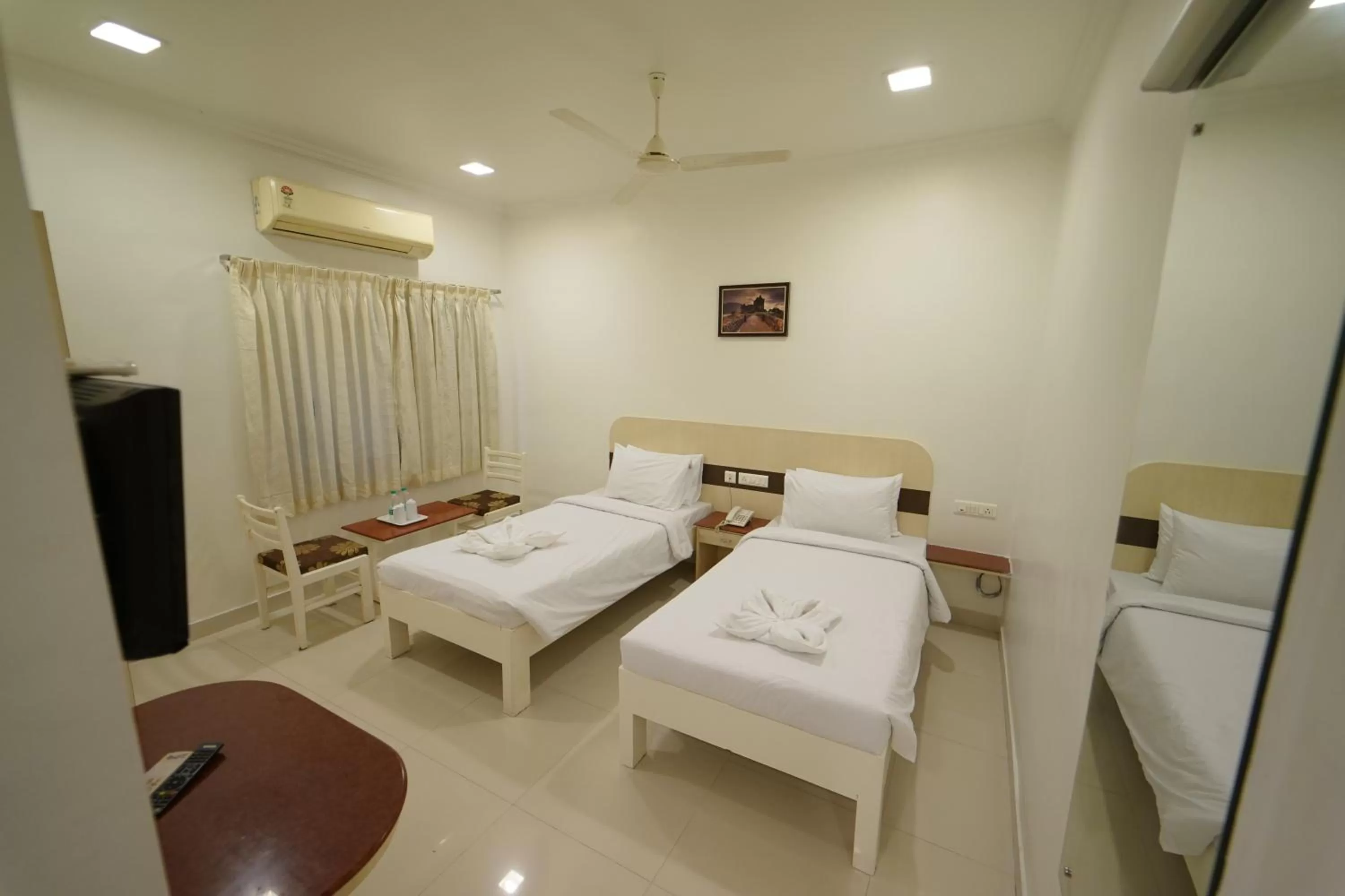 Bed in Hotel Palmyra Grand Inn