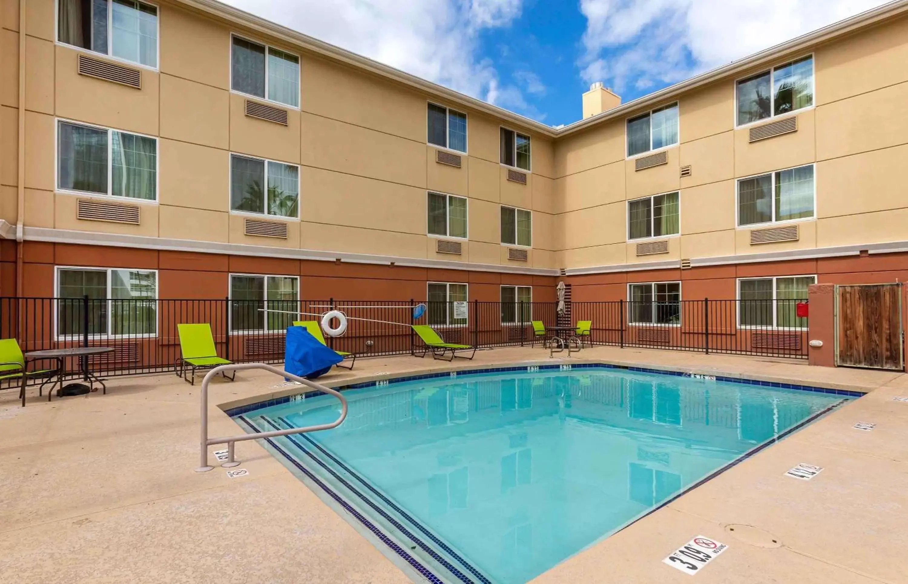 Pool view, Swimming Pool in Extended Stay America Suites - Phoenix - Midtown