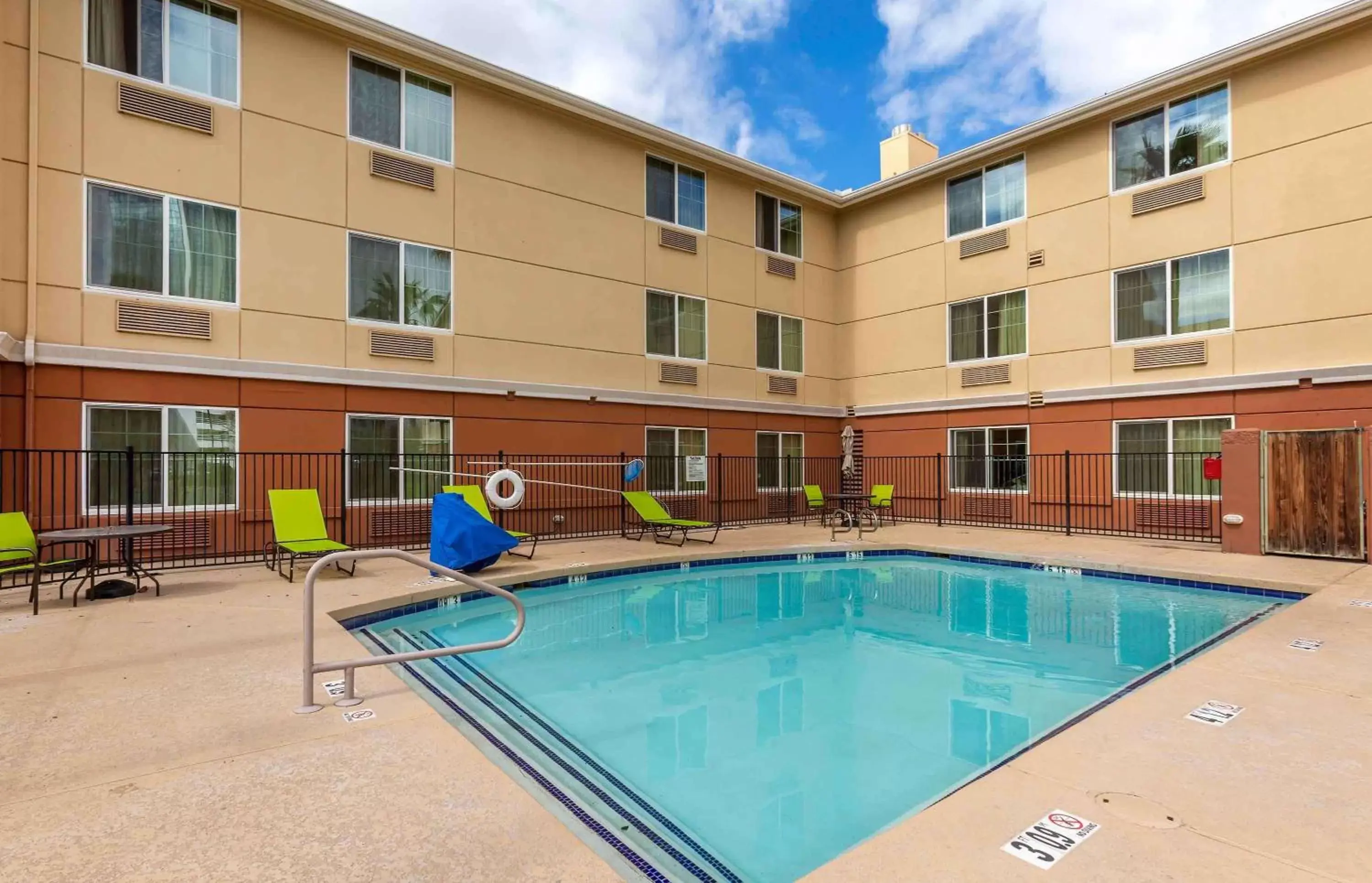 Pool view in Extended Stay America Suites - Phoenix - Midtown Pool view in Extended Stay America Suites - Phoenix - Midtown