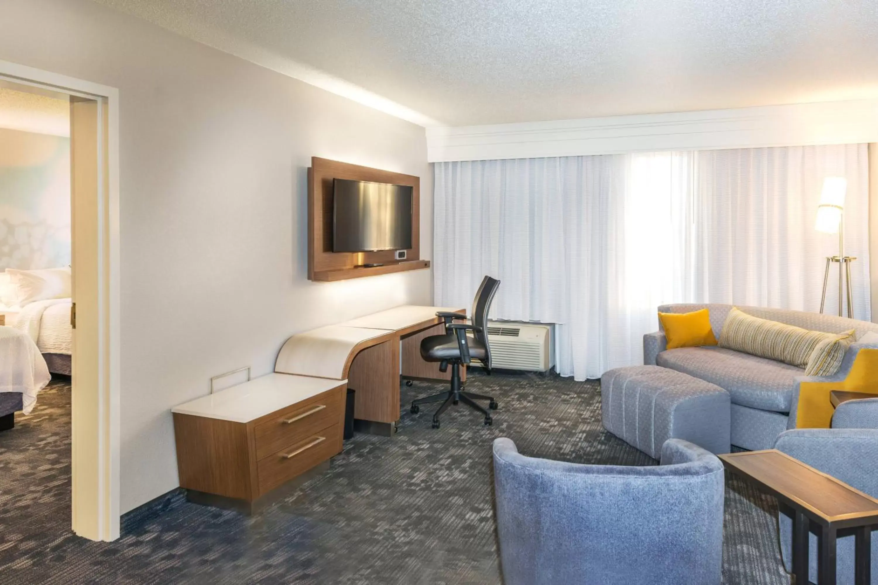 Living room, Seating Area in Courtyard by Marriott Nashville at Opryland