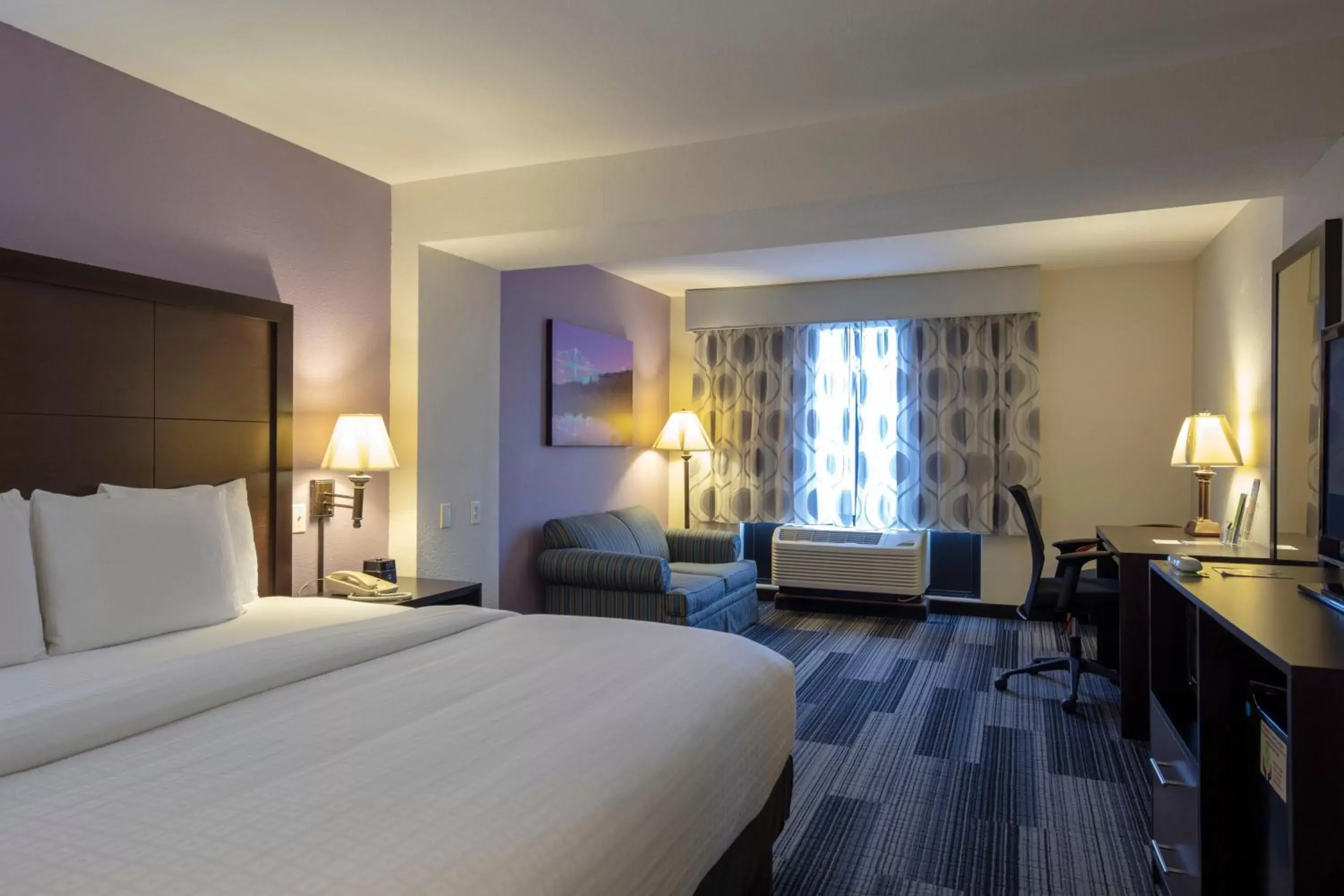 Photo of the whole room, Bed in La Quinta by Wyndham Springfield Airport Plaza