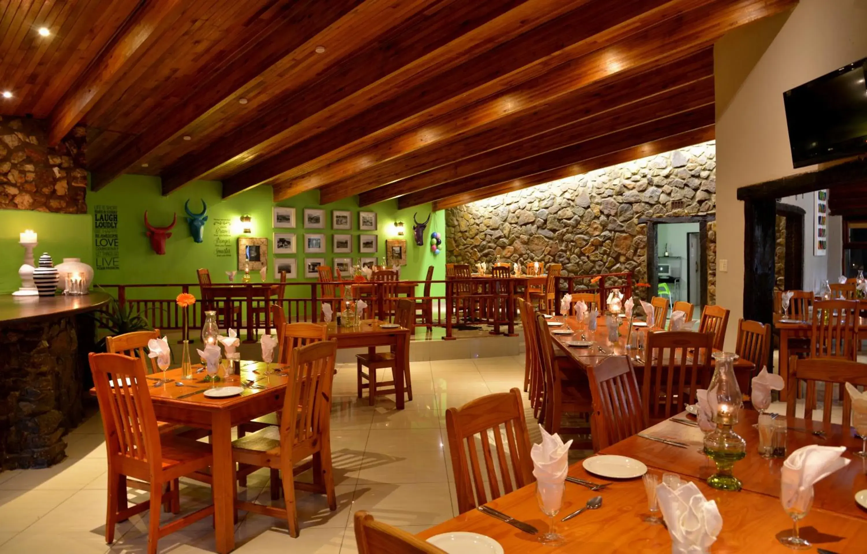 Restaurant/Places to Eat in eBundu Lodge