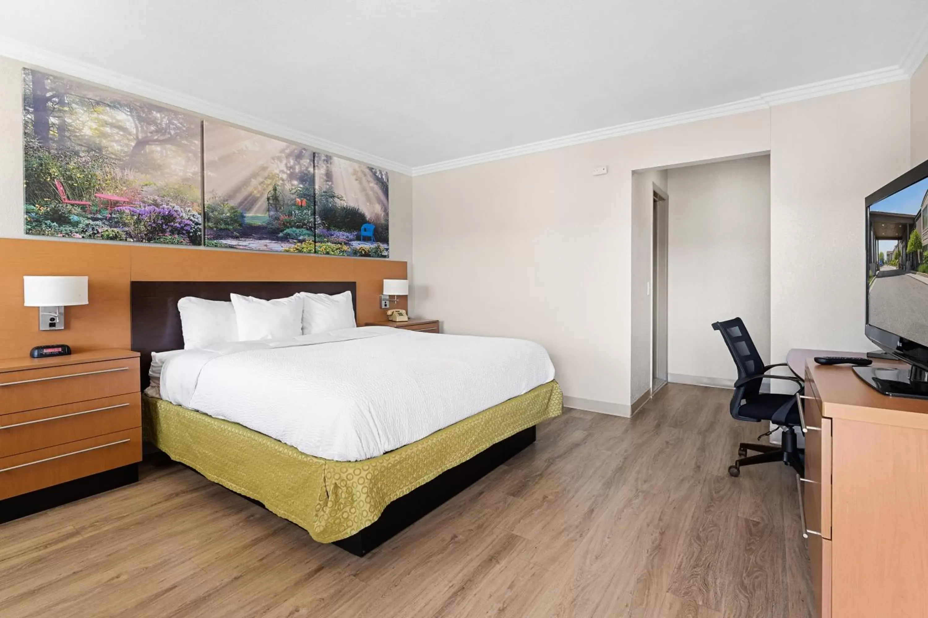 Bed in Days Inn & Suites by Wyndham Roseville/Detroit Area Bed in Days Inn & Suites by Wyndham Roseville/Detroit Area