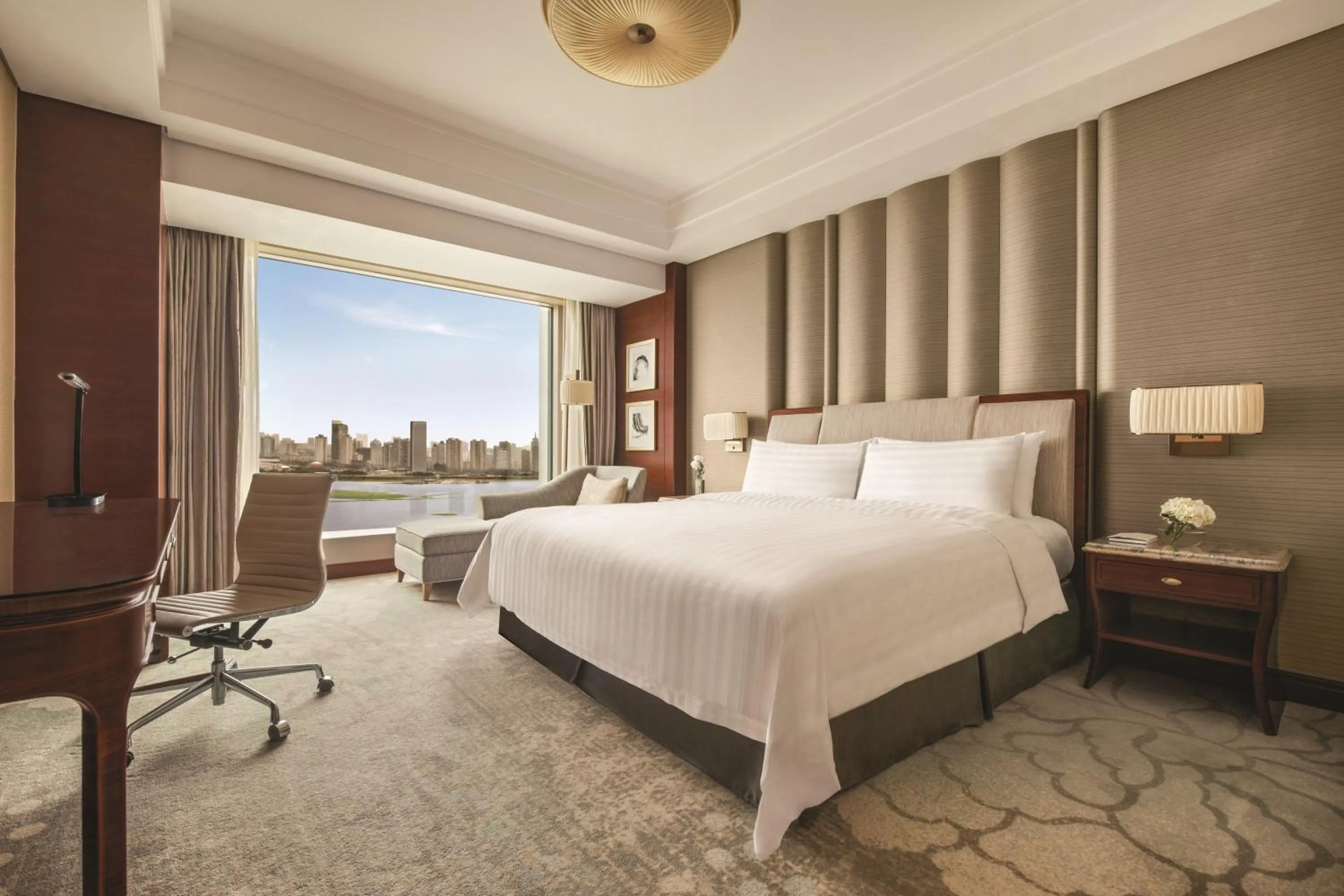 Bed in Shangri-La Nanchang丨All room offer river views Just one stop from the Pavilion of Prince Teng