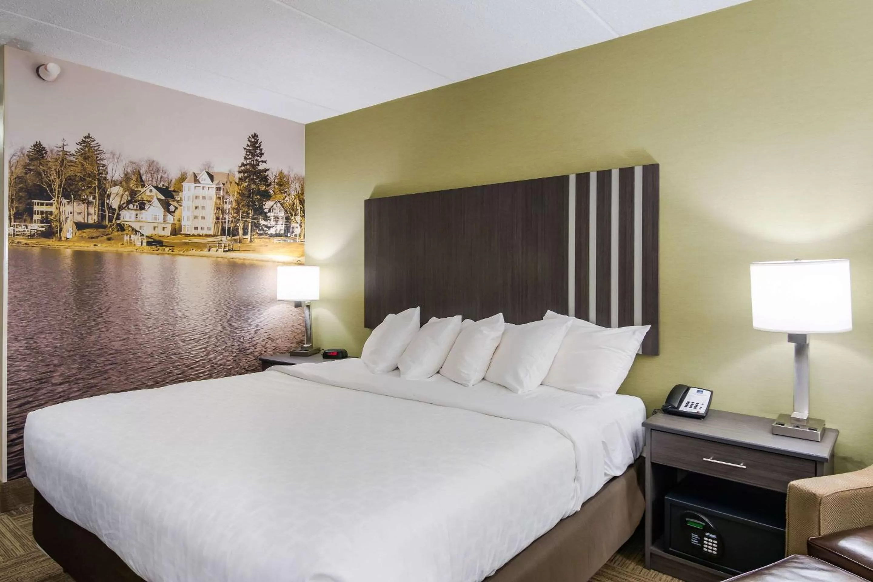 Photo of the whole room, Bed in Clarion Pointe Jamestown - Falconer