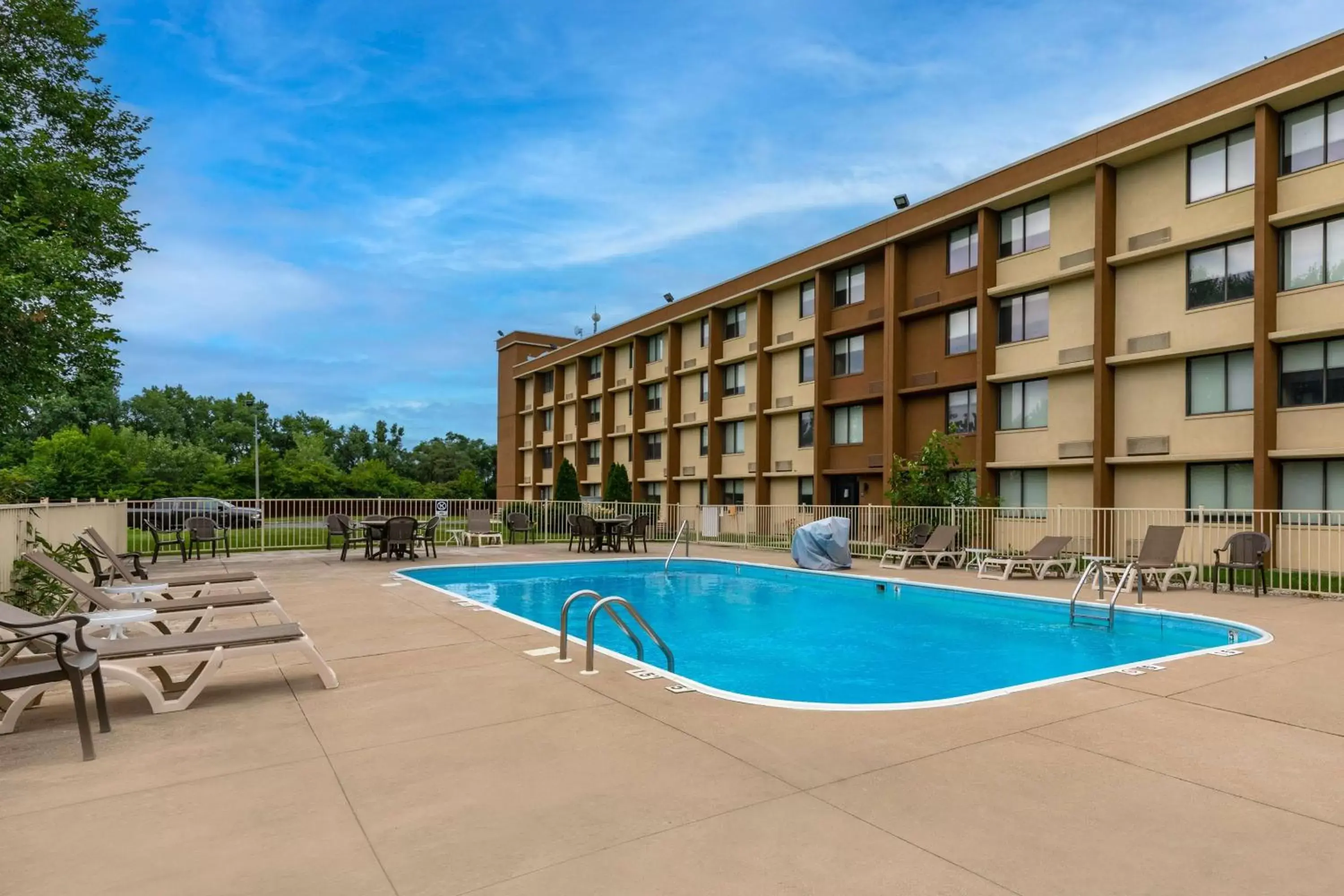 Pool view, Swimming Pool in Best Western Northwest Indiana Inn