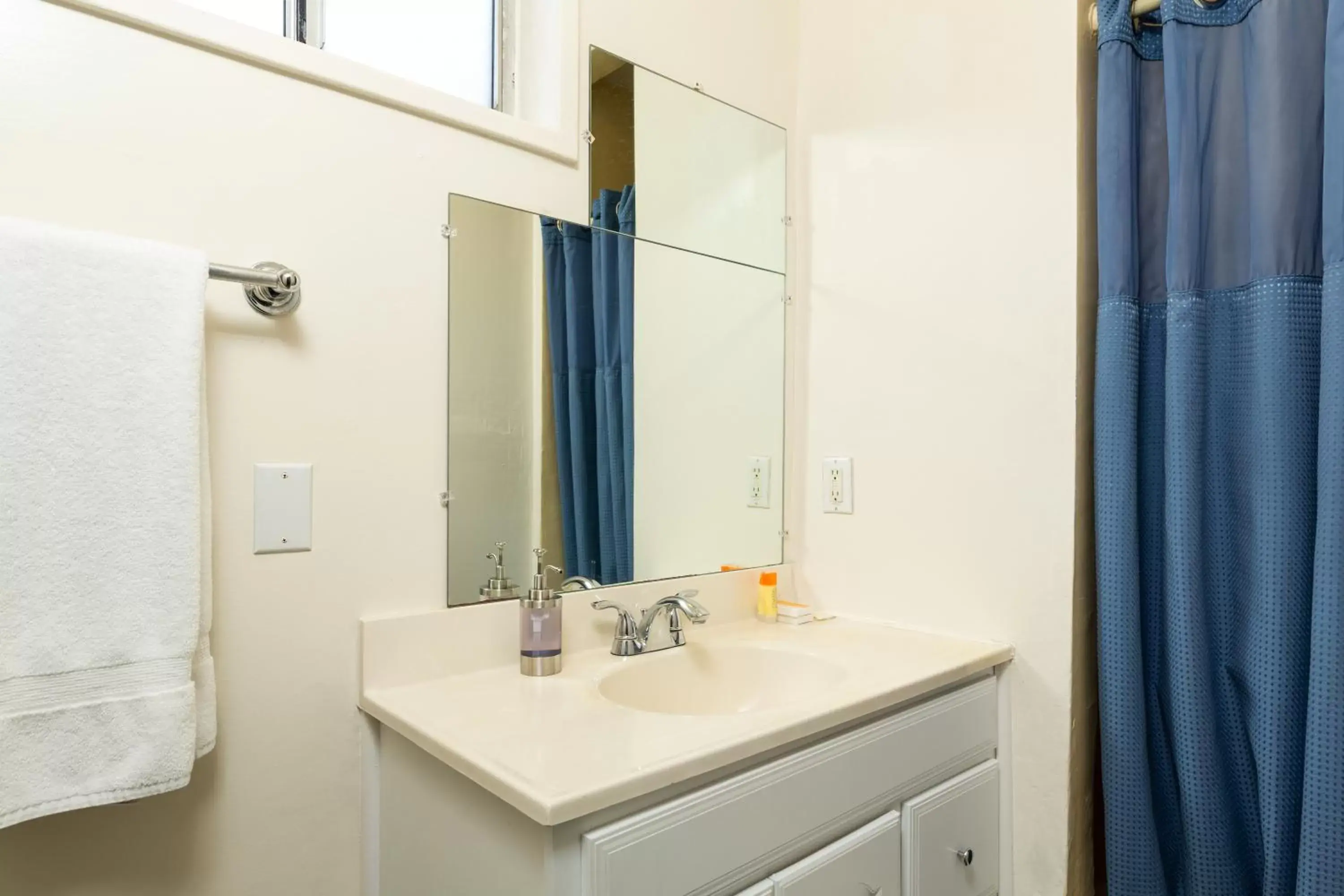 Bathroom in The Sea View Inn At The Beach