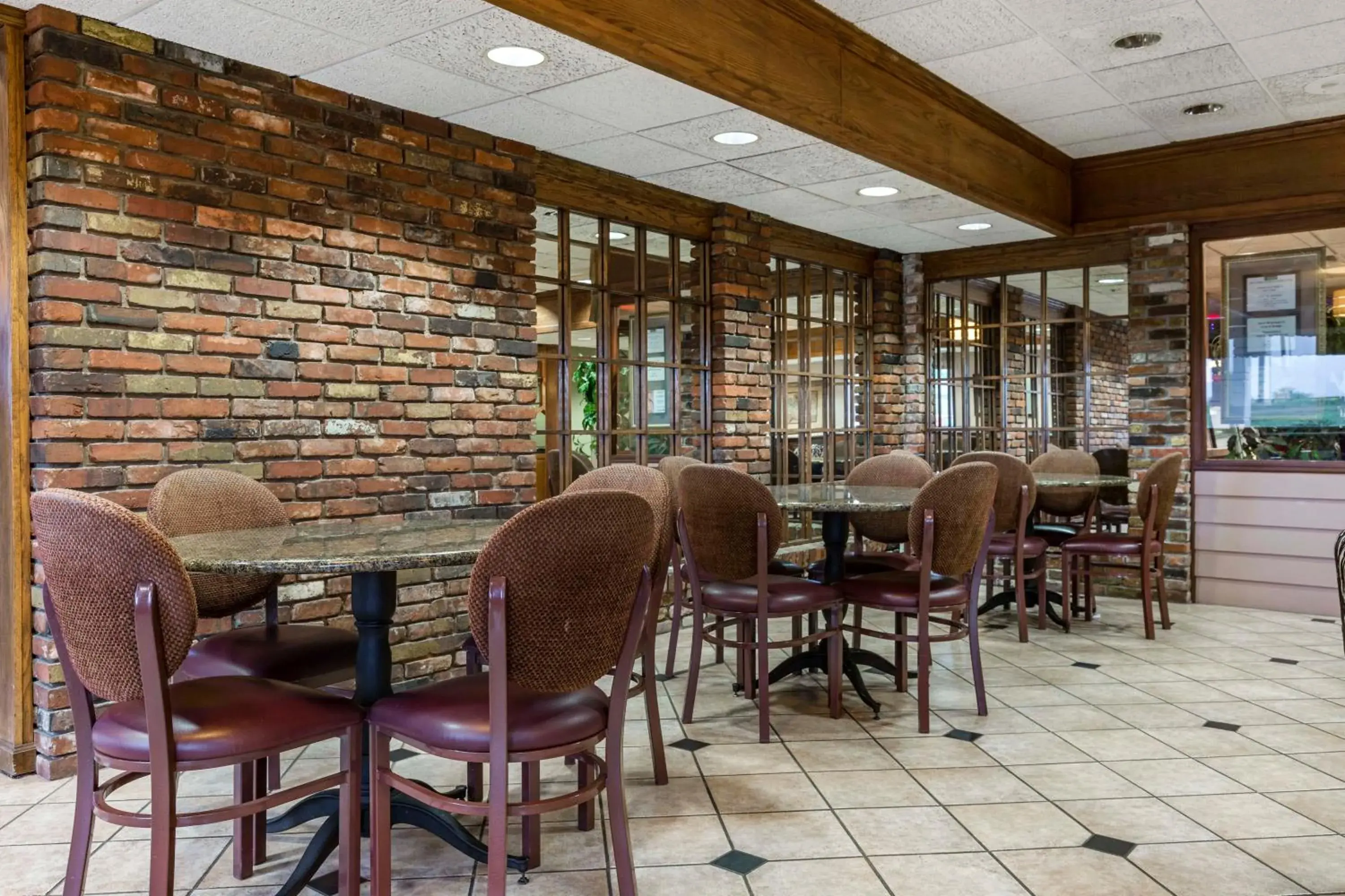 Restaurant/Places to Eat in Lamplighter Inn and Suites - North