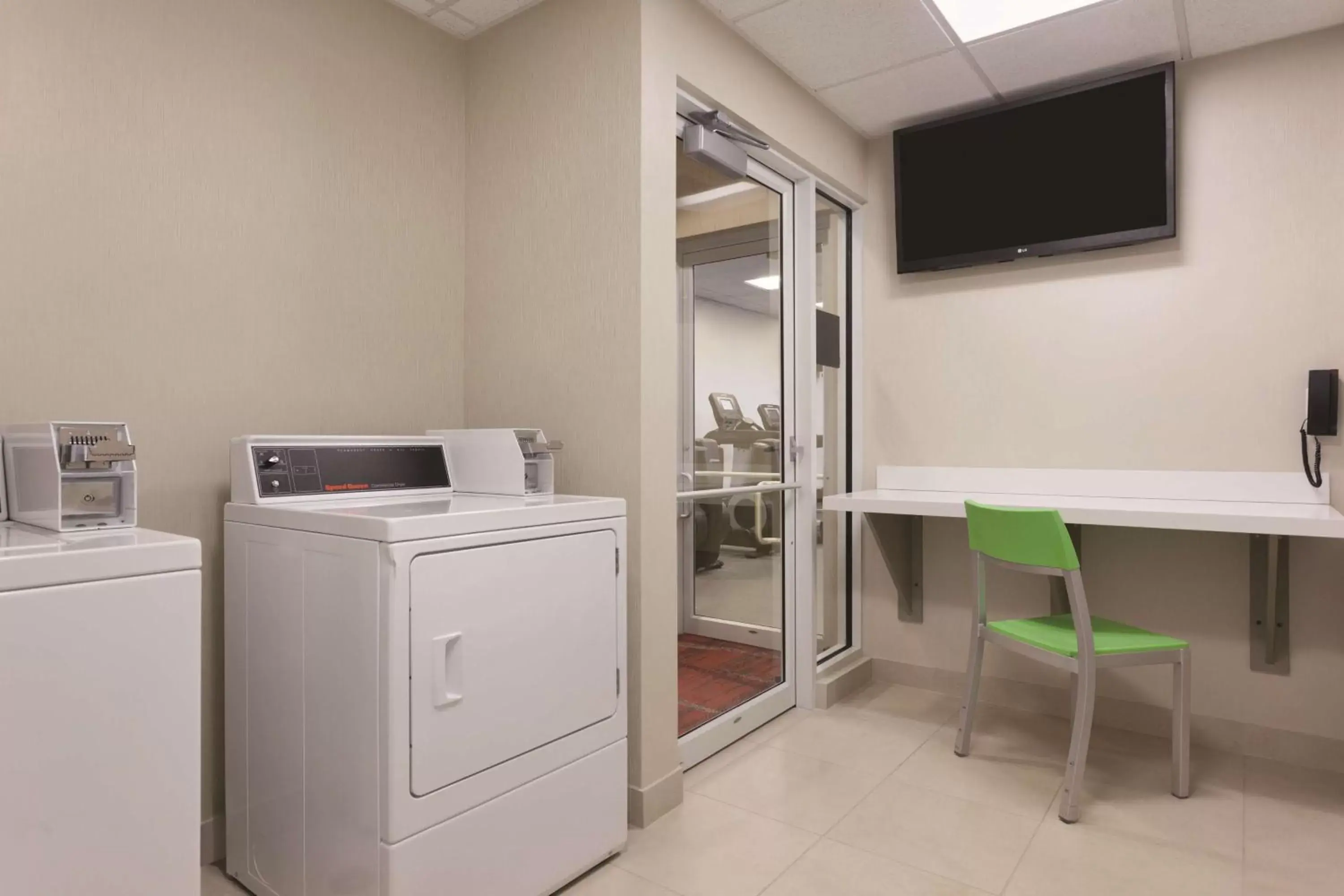 Property building, Kitchen/Kitchenette in Hilton Garden Inn Falls Church