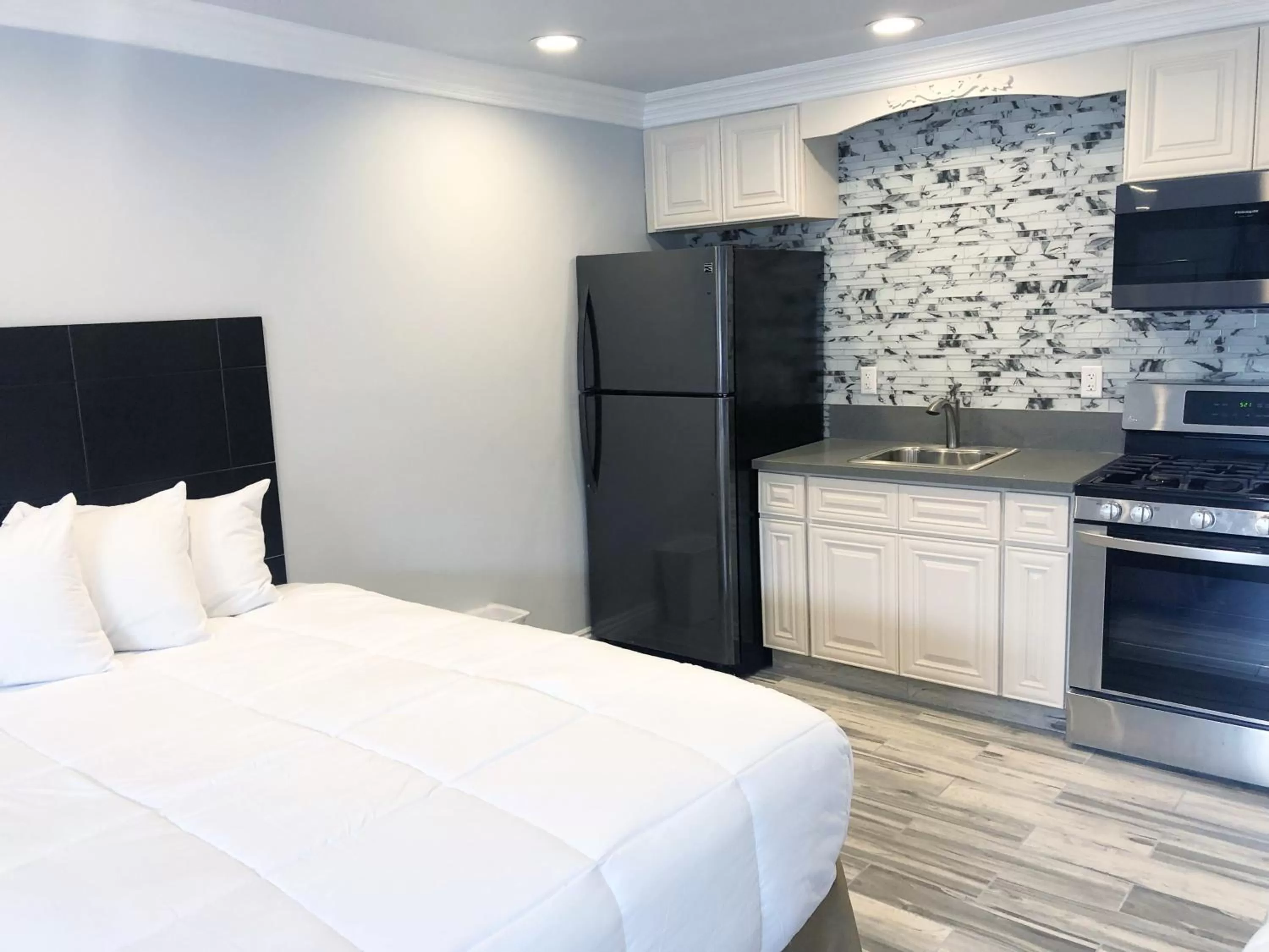 Kitchen or kitchenette, Bed in Crystal Lodge Motel