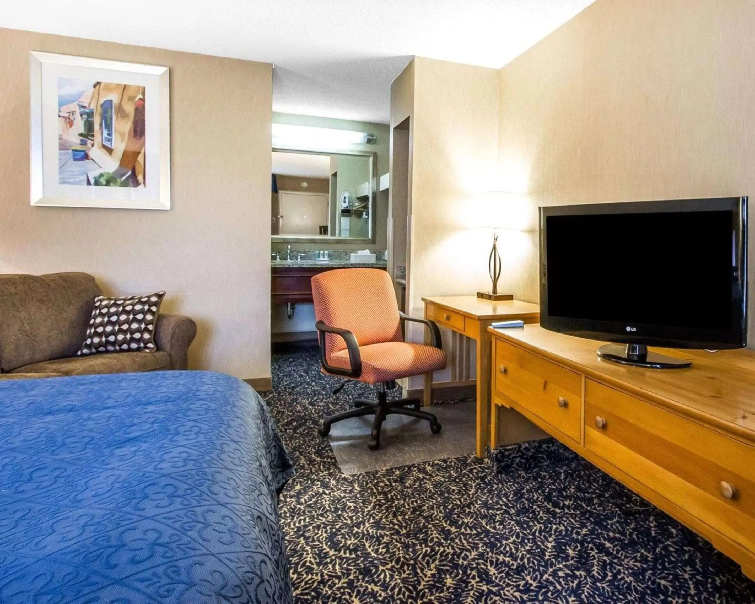 Photo of the whole room, TV/Entertainment Center in Quality Inn Deming