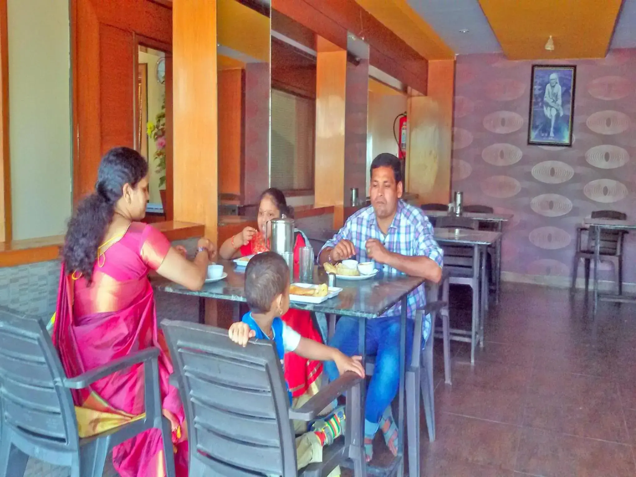 Restaurant/places to eat in Hotel Sai Kamal
