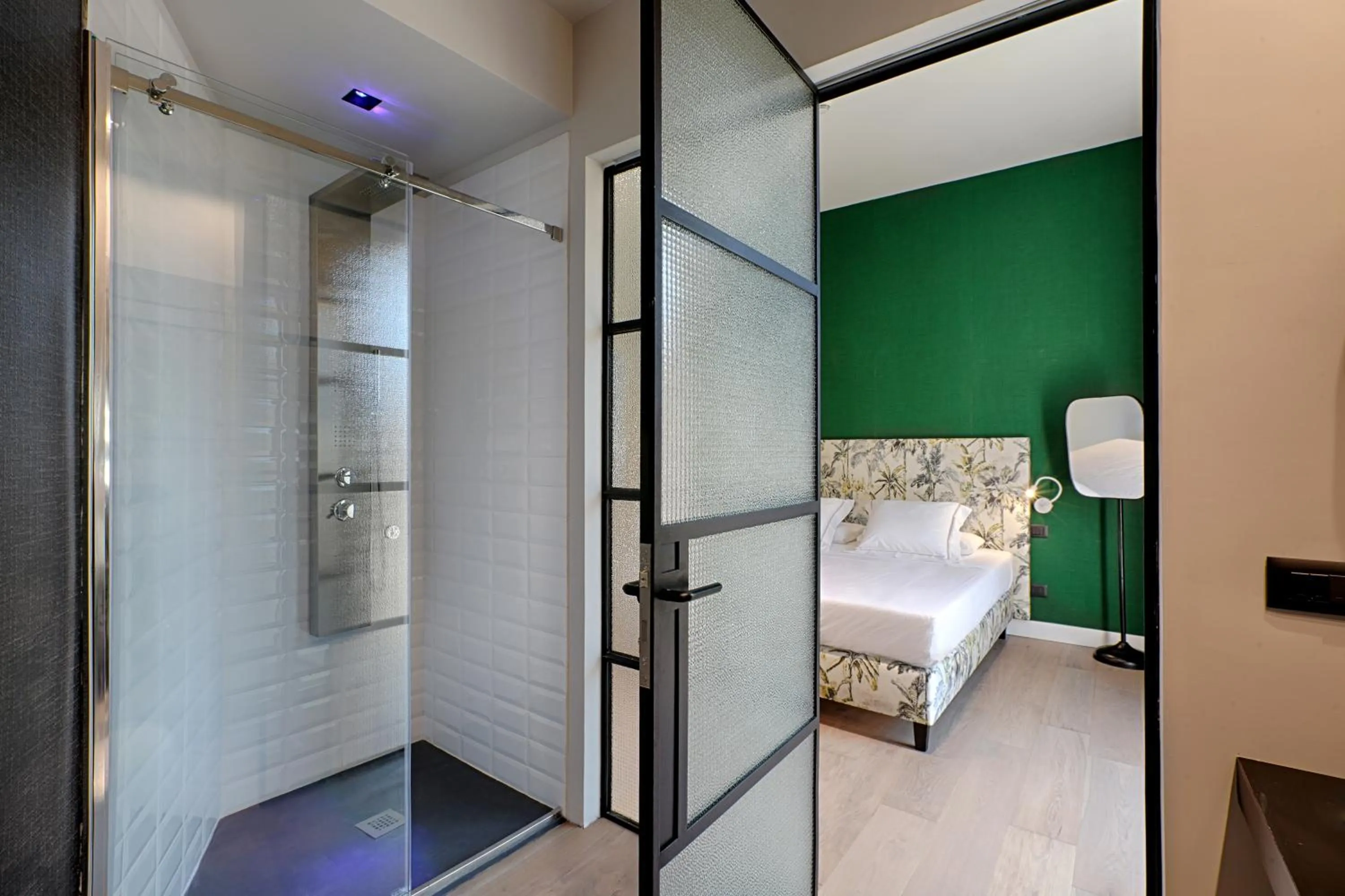 Shower, Bed in Casa Pacifico Napoli