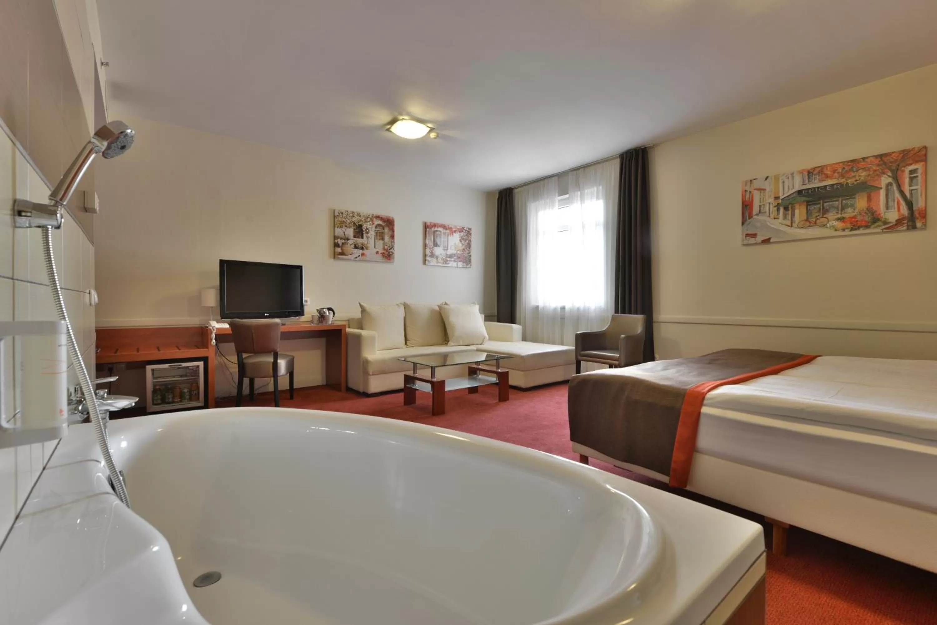 Living room, Bed in Hotel City Inn