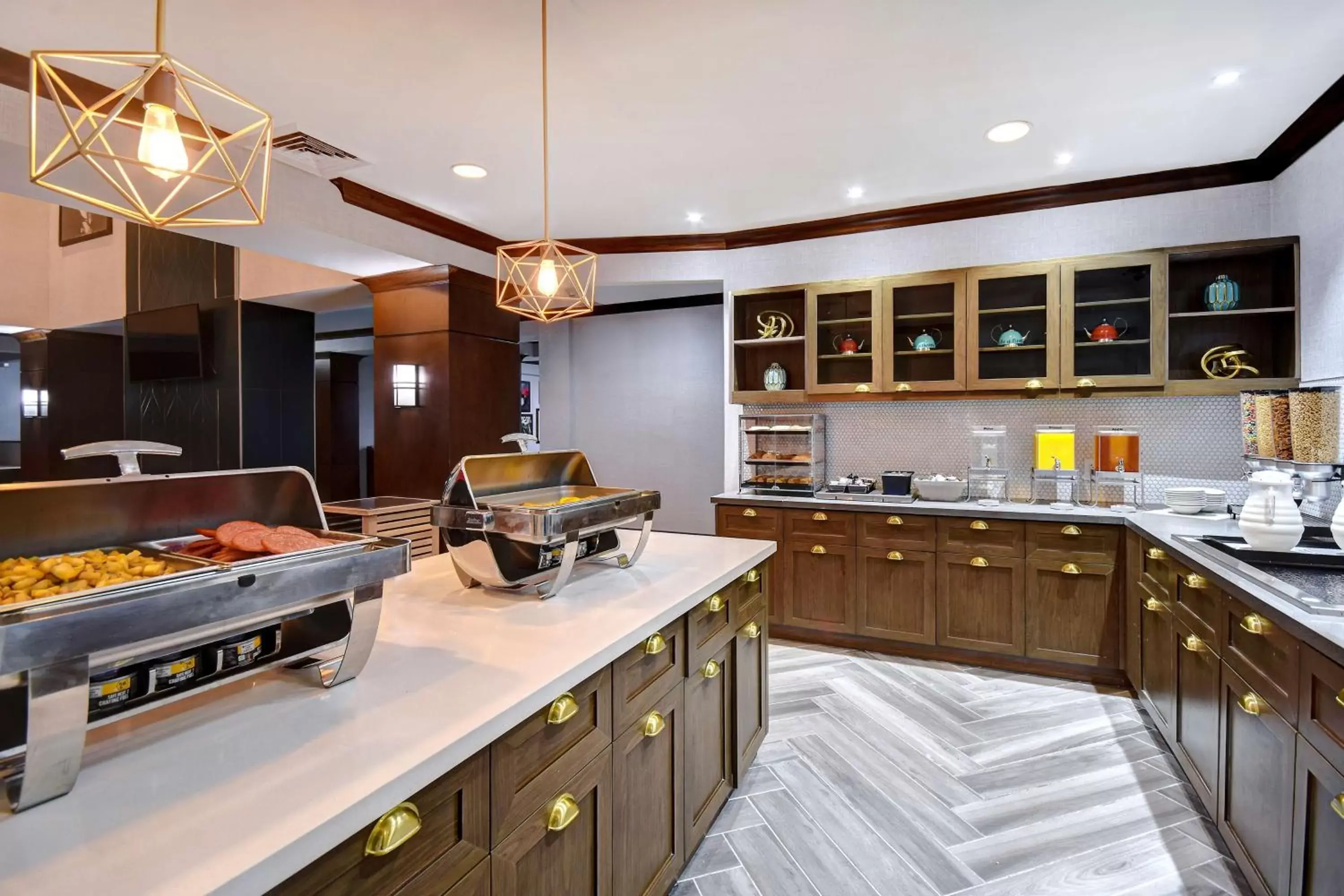 Breakfast, Kitchen/Kitchenette in Homewood Suites Newport News - Yorktown by Hilton