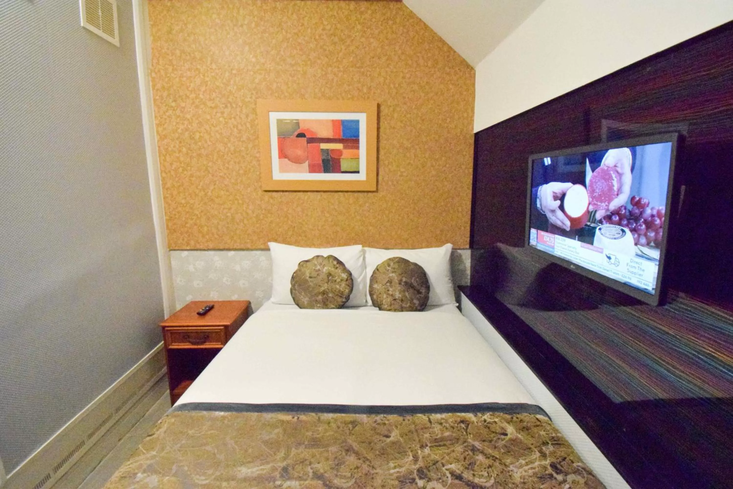 Bed in Pembridge Palace Hotel