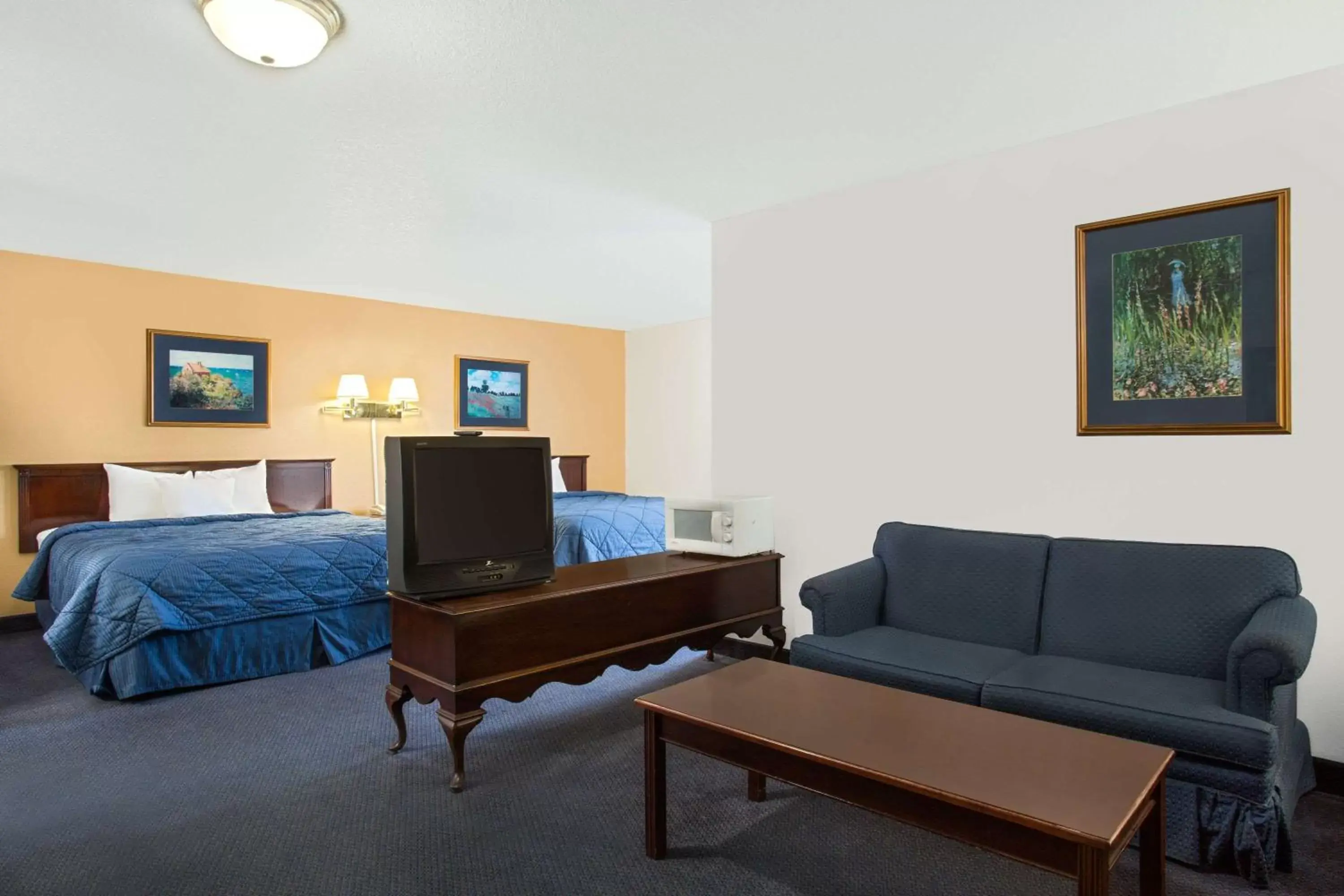 Photo of the whole room, Seating Area in Super 8 by Wyndham Oroville