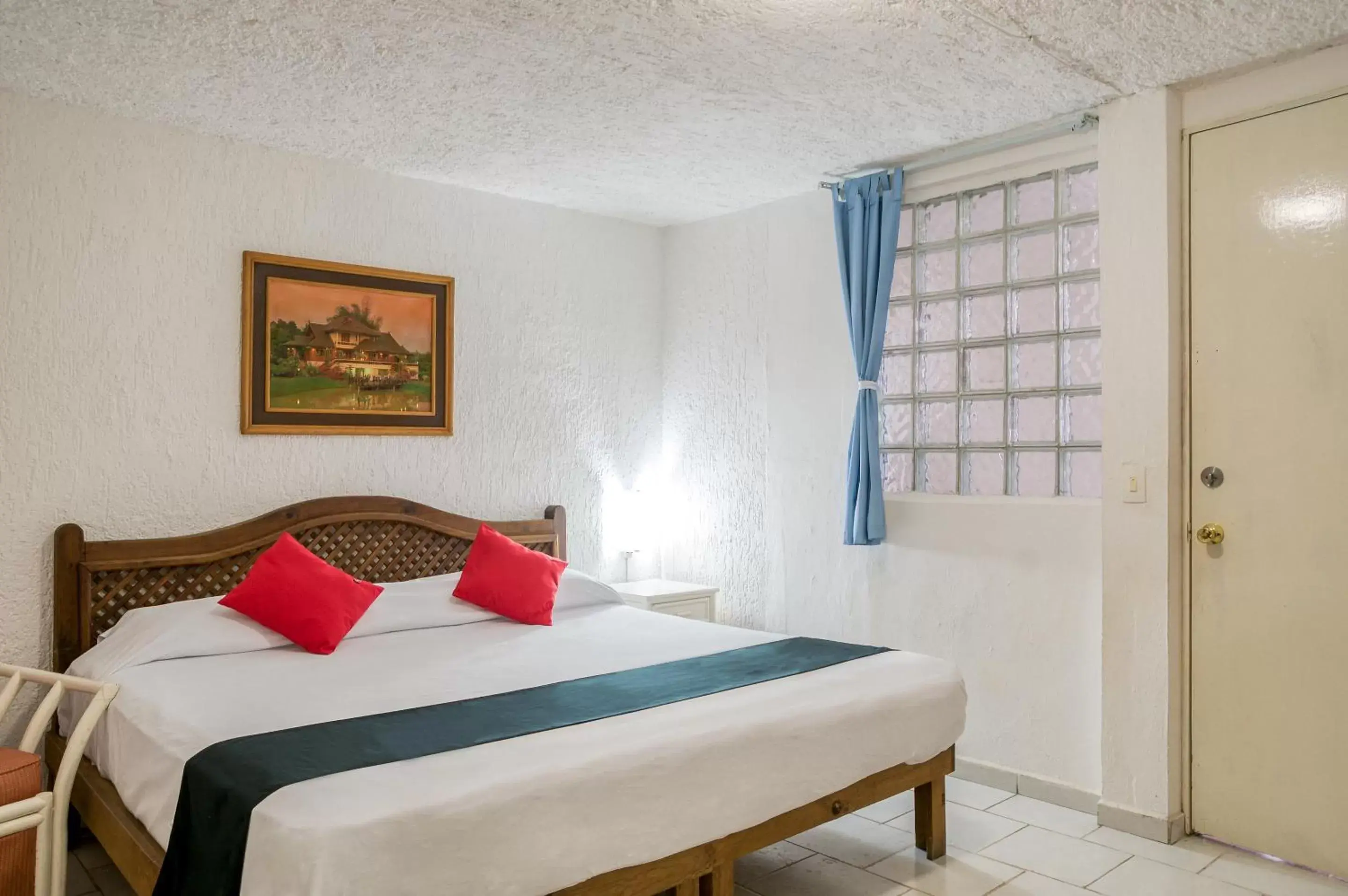 Bedroom, Bed in Capital O Farallon Inn, Cancún
